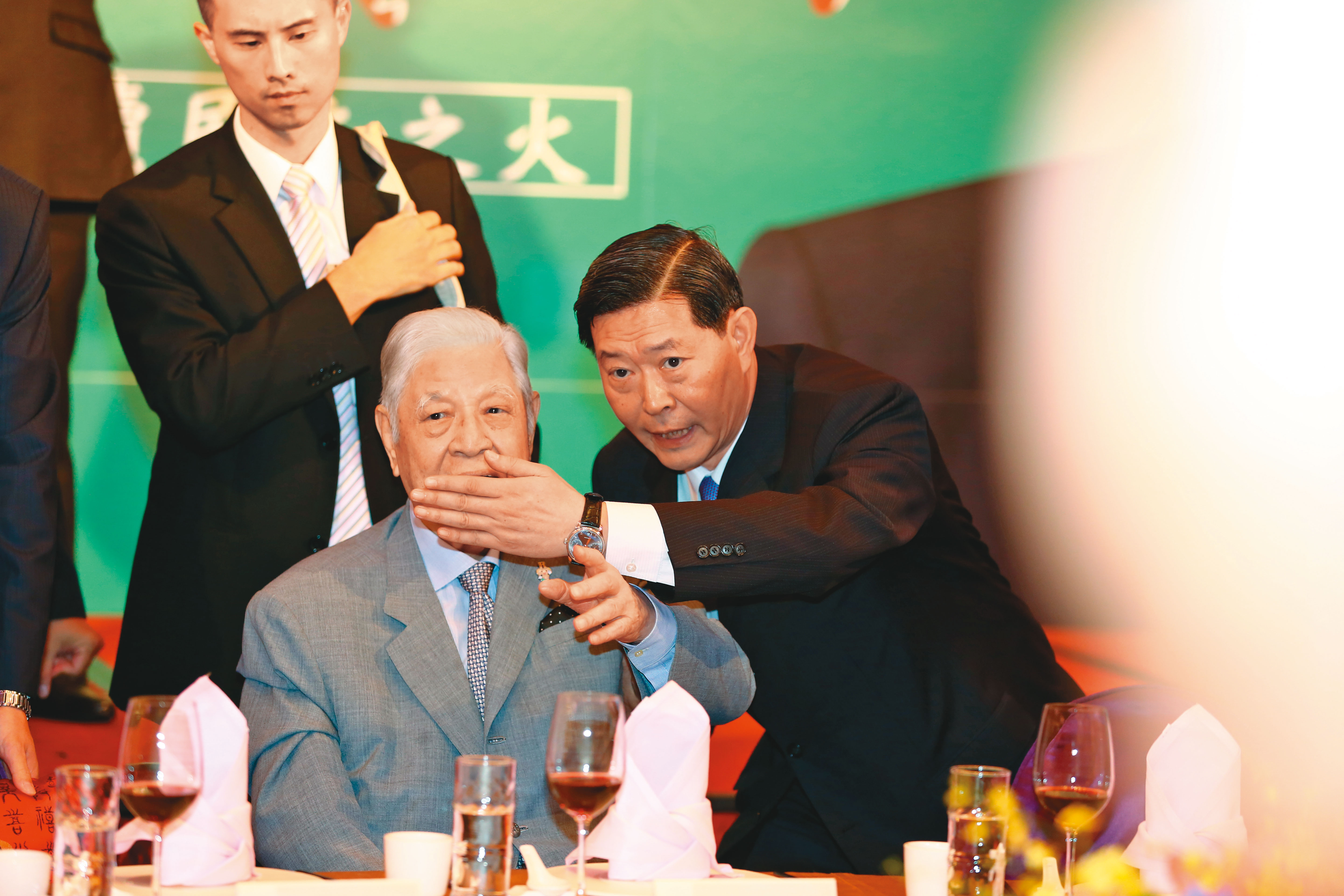 曾任總統侍從官的王燕軍（右），是李登輝（左）晚年身邊最重要的幕僚。