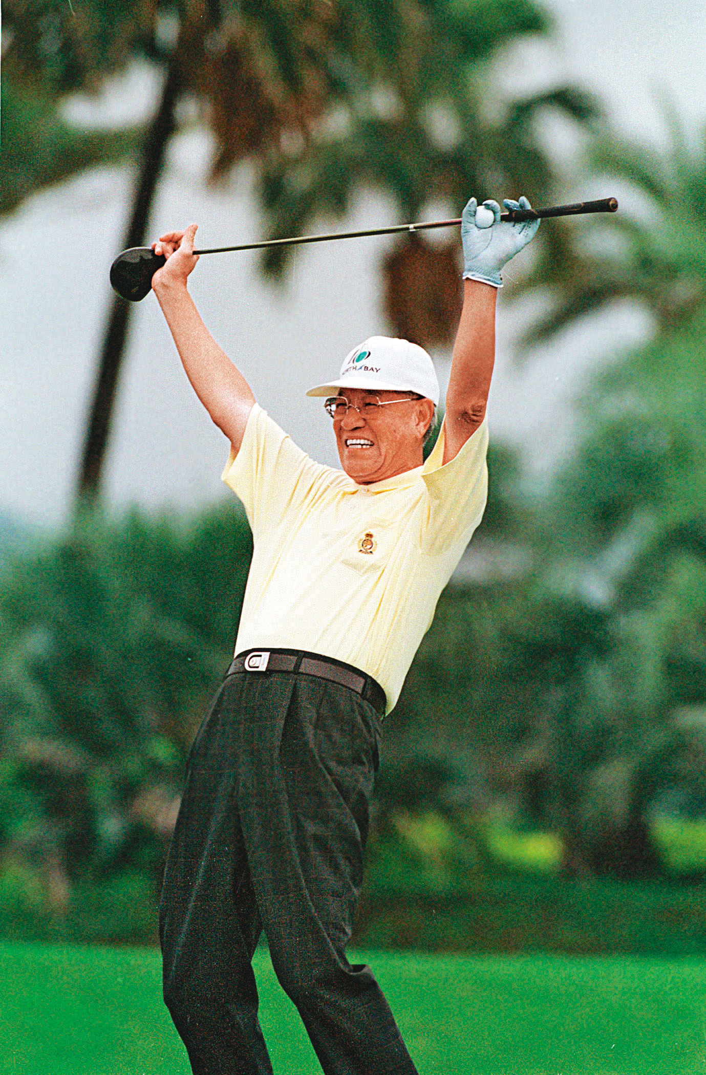李登輝熱愛打高爾夫球。1998年8月他與旅美華裔高爾夫小將廖俊豪球敘時，在開球前大做暖身運動。（中央社）