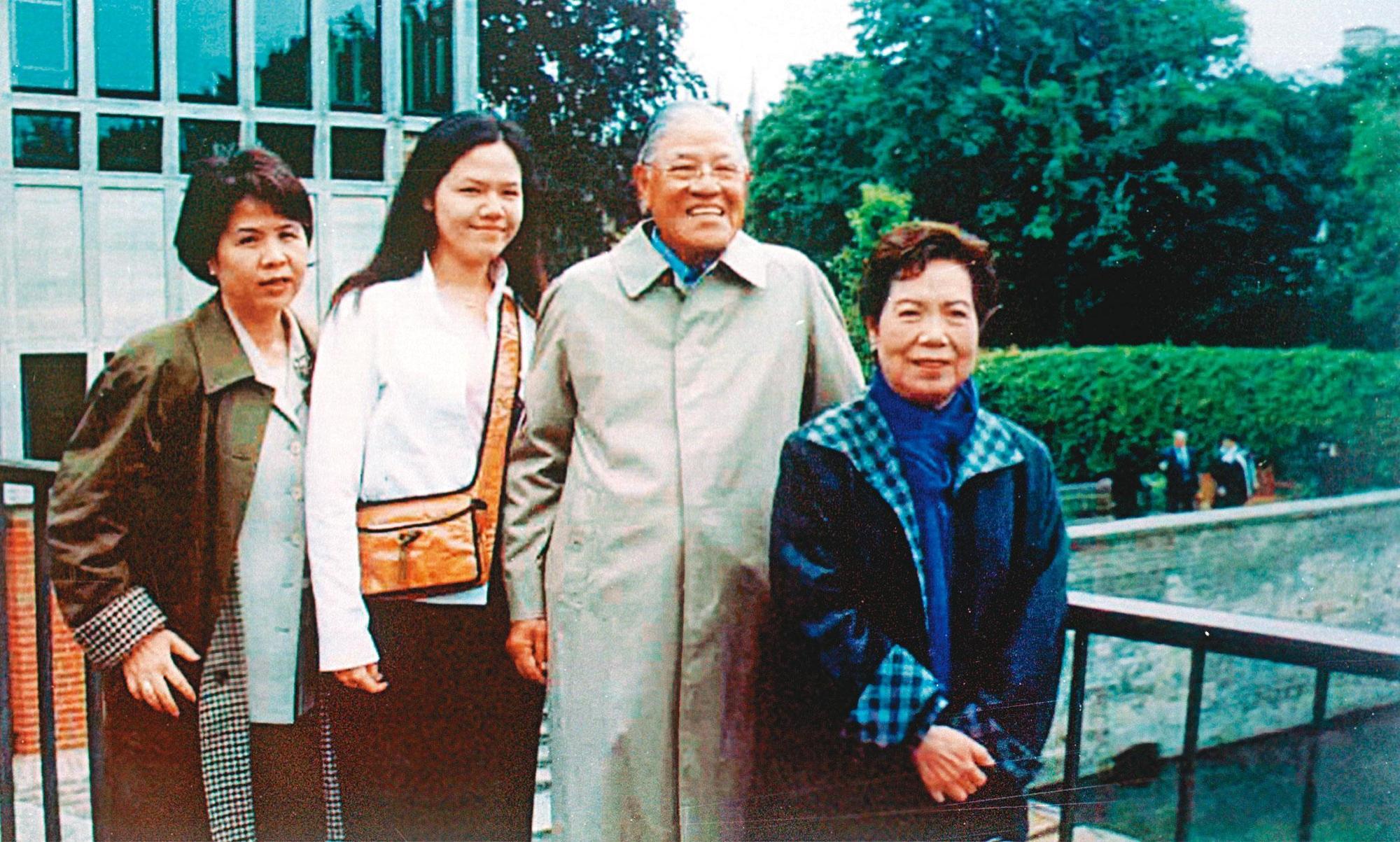 李登輝(右2)2000年6月赴英訪問,與妻子曾文惠(右1)、媳婦張月雲(左1)、孫女李坤儀(左2)在劍橋大學合影。(中央社)