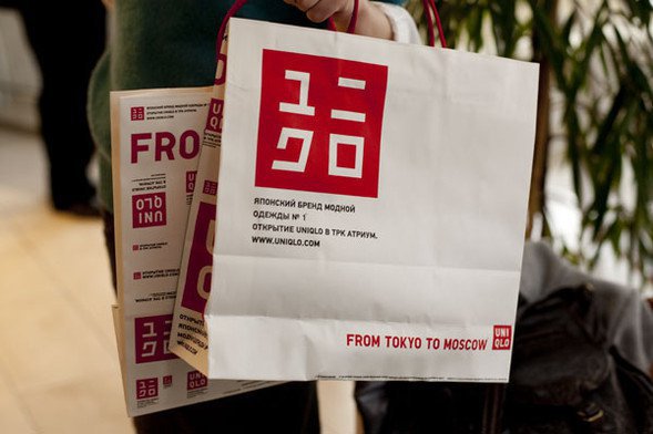 日本平價服飾品牌UNIQLO與GU,宣布9月取消提供免費購物紙袋。(翻攝自UNIQLO臉書)