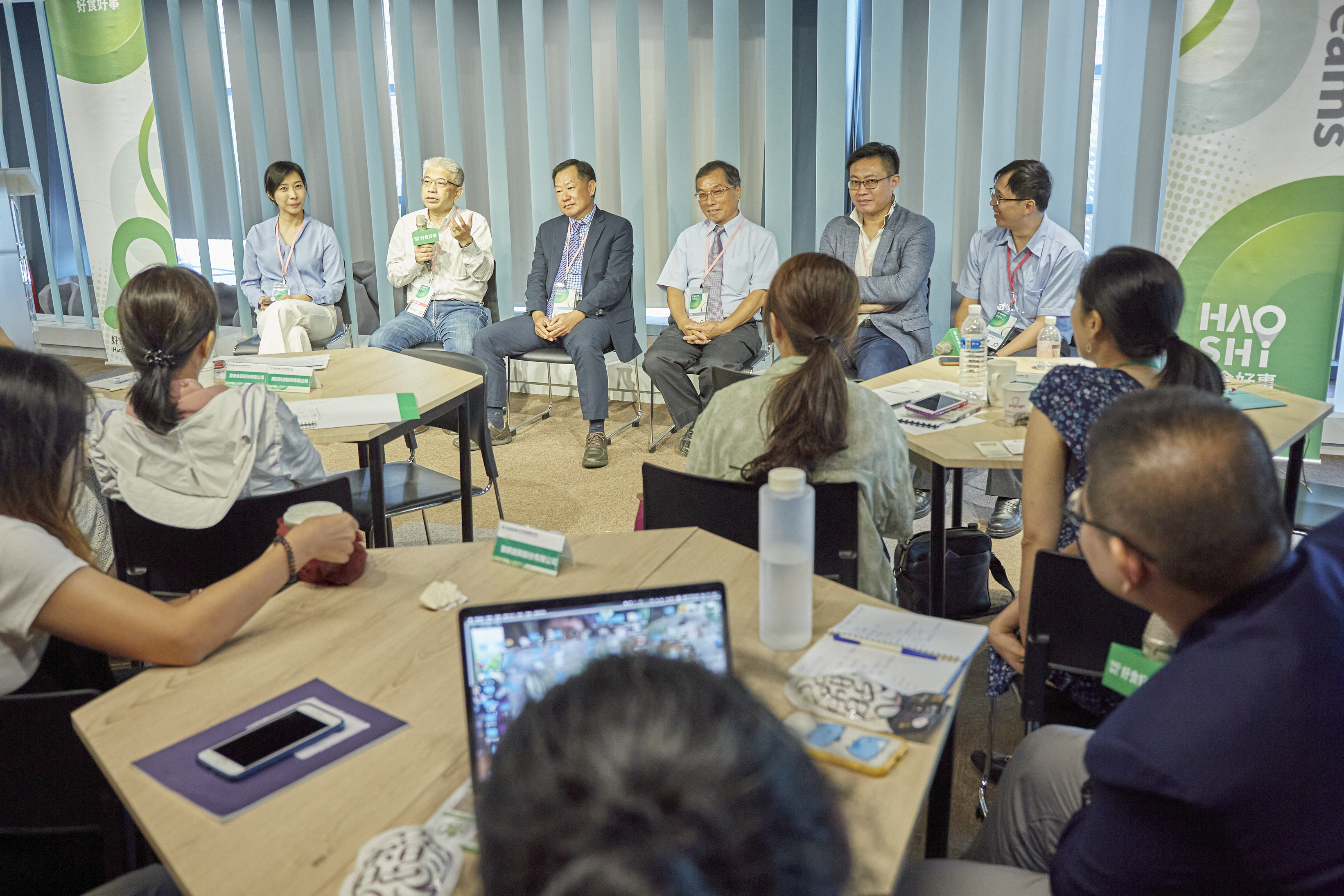 好食好事第三屆加速器種子計畫開學日活動聚集天使投資人、創投、企業代表、加速器業師，以及加速器學長姐，向食農新創團隊分享成功經驗。圖由左至右分別為：「500 Startups」台灣區負責人王俞又、「福德健康」財務長宋俊明、「頂新和德基金」監察人簡倍祥博士、「瓜瓜園」副董事長陳金柱、「壽米屋」總經理陳肇浩，以及「明谷農業生技」執行長魏志豪。（好食好事基金會 提供）