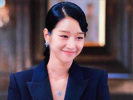 徐睿知在《雖然是精神病但沒關係》中，戴上TASAKI的成套耳環與項鍊，閃瞎所有觀眾。（翻攝自NETFLIX）