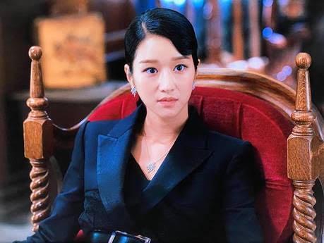由徐睿知飾演的女主角高文音在第13集中，配戴TASAKI spirea鑽石耳環和項鍊，展現出她在劇中的高冷霸氣的形象。（翻攝自 NETFLIX）