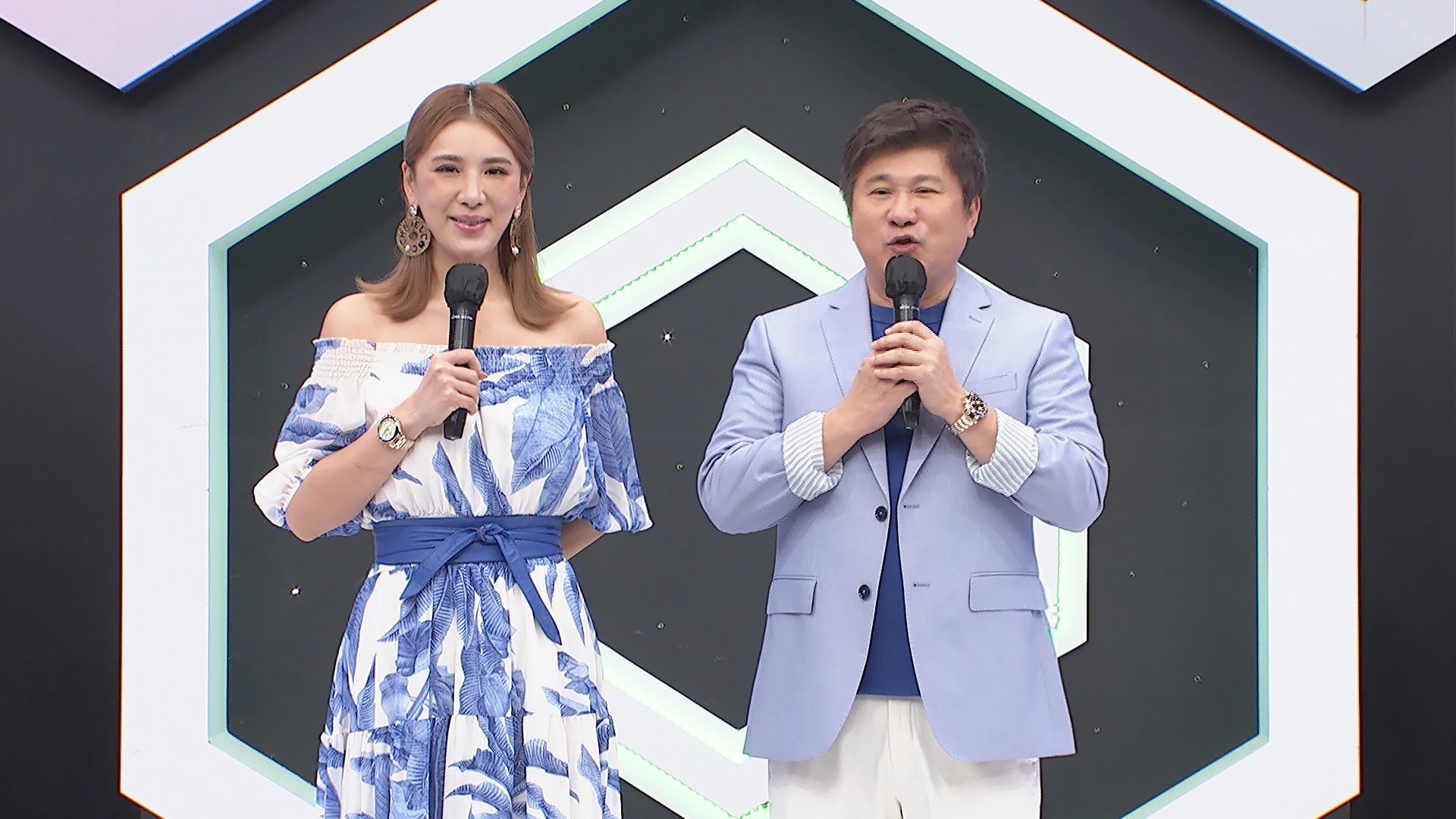 胡瓜分享外景辛苦談，大嘆每天狂吃海鮮太辛苦，被虧有種假抱怨真炫耀的感覺。（中天提供）