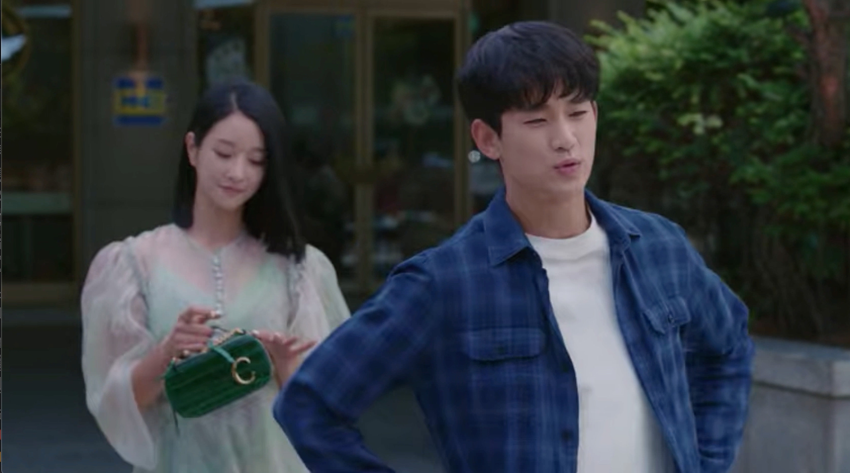 徐睿知在《雖然是精神病但沒關係》中，提著Chloé C系列相機包搭配粉綠色洋裝。NT$41,200（翻攝自NETFLIX）