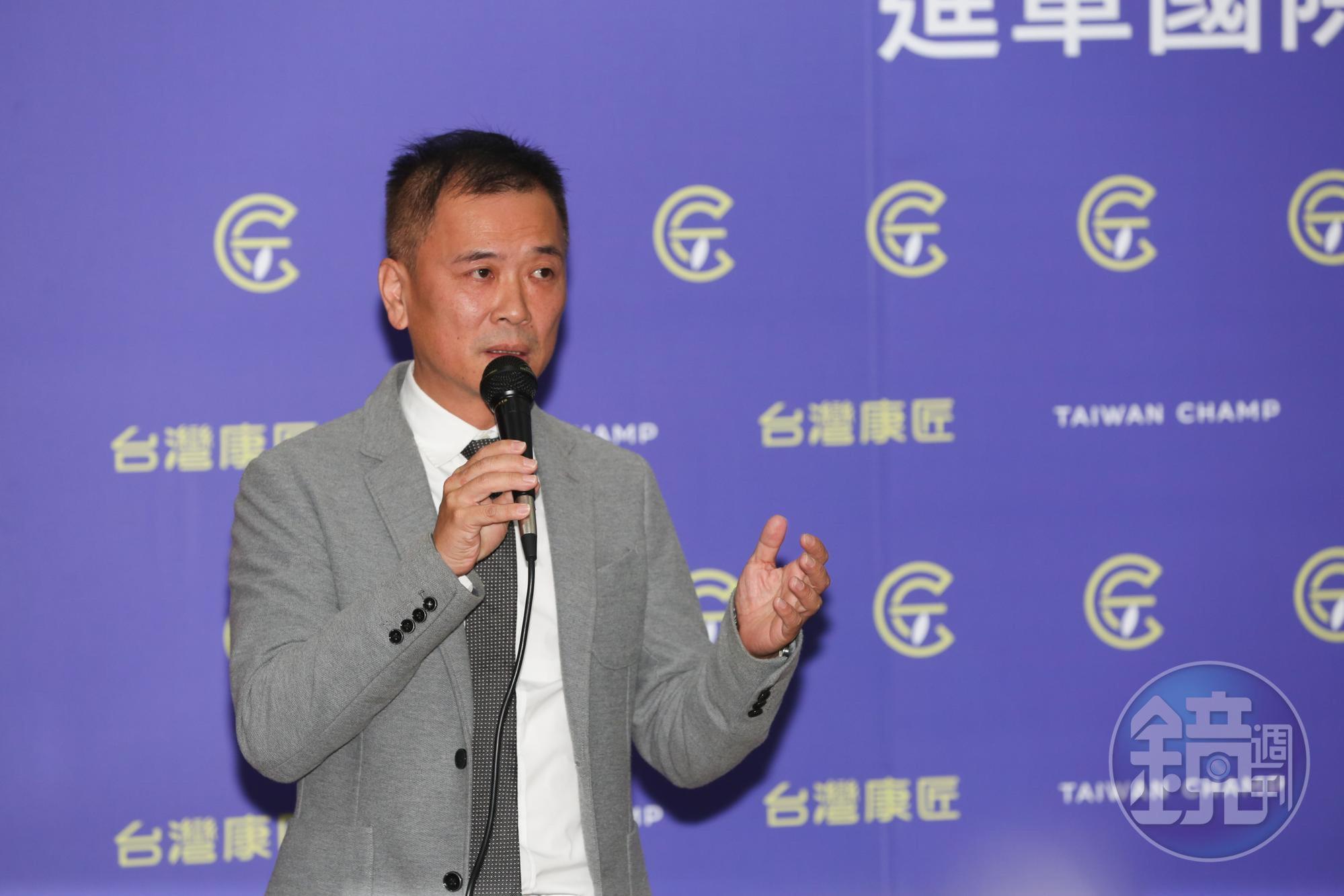 台灣康匠總經理陳勇志疫情初始就提出「微型口罩一貫廠」概念，從原料到成品的技術轉移，讓其他國家的人也都能自己收產口罩。
