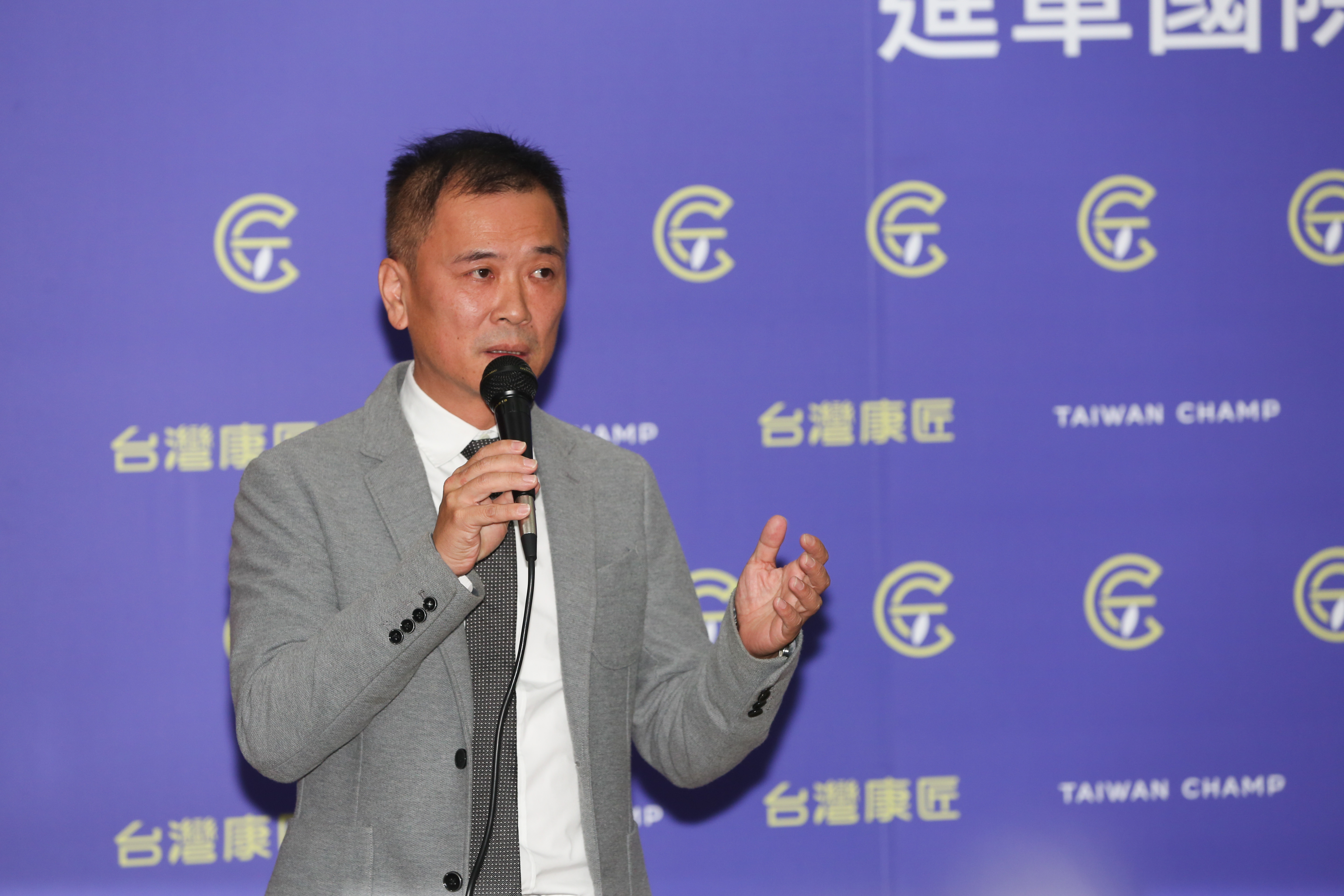 台灣康匠總經理陳勇志疫情初始就提出「微型口罩一貫廠」概念，從原料到成品的技術轉移，讓其他國家的人也都能自己收產口罩。