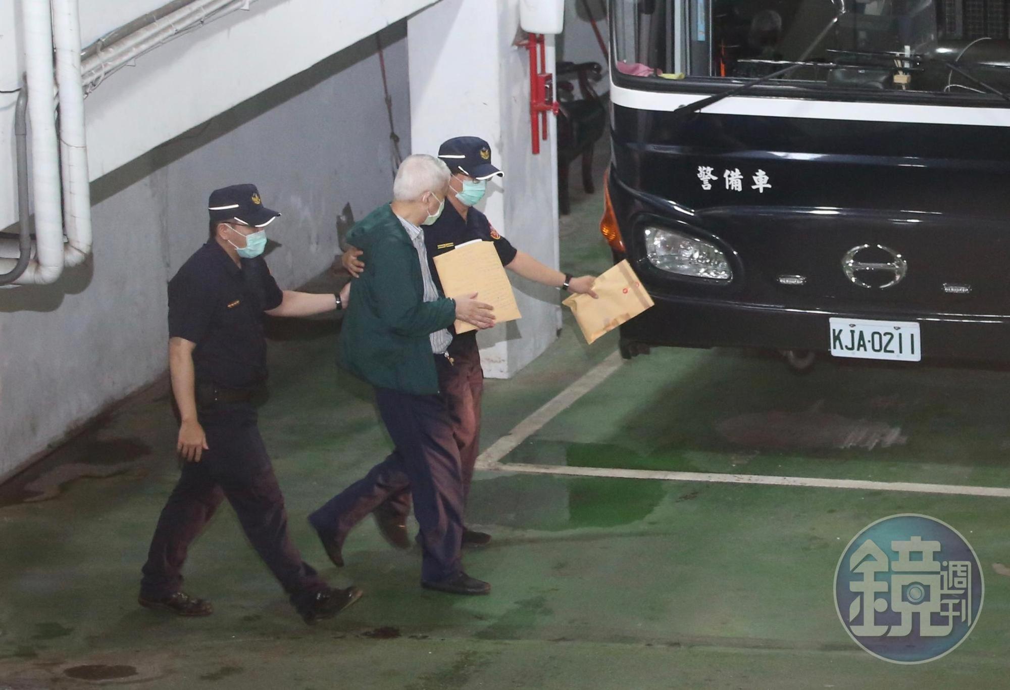 前太流公司董事長李恆隆被送上囚車。