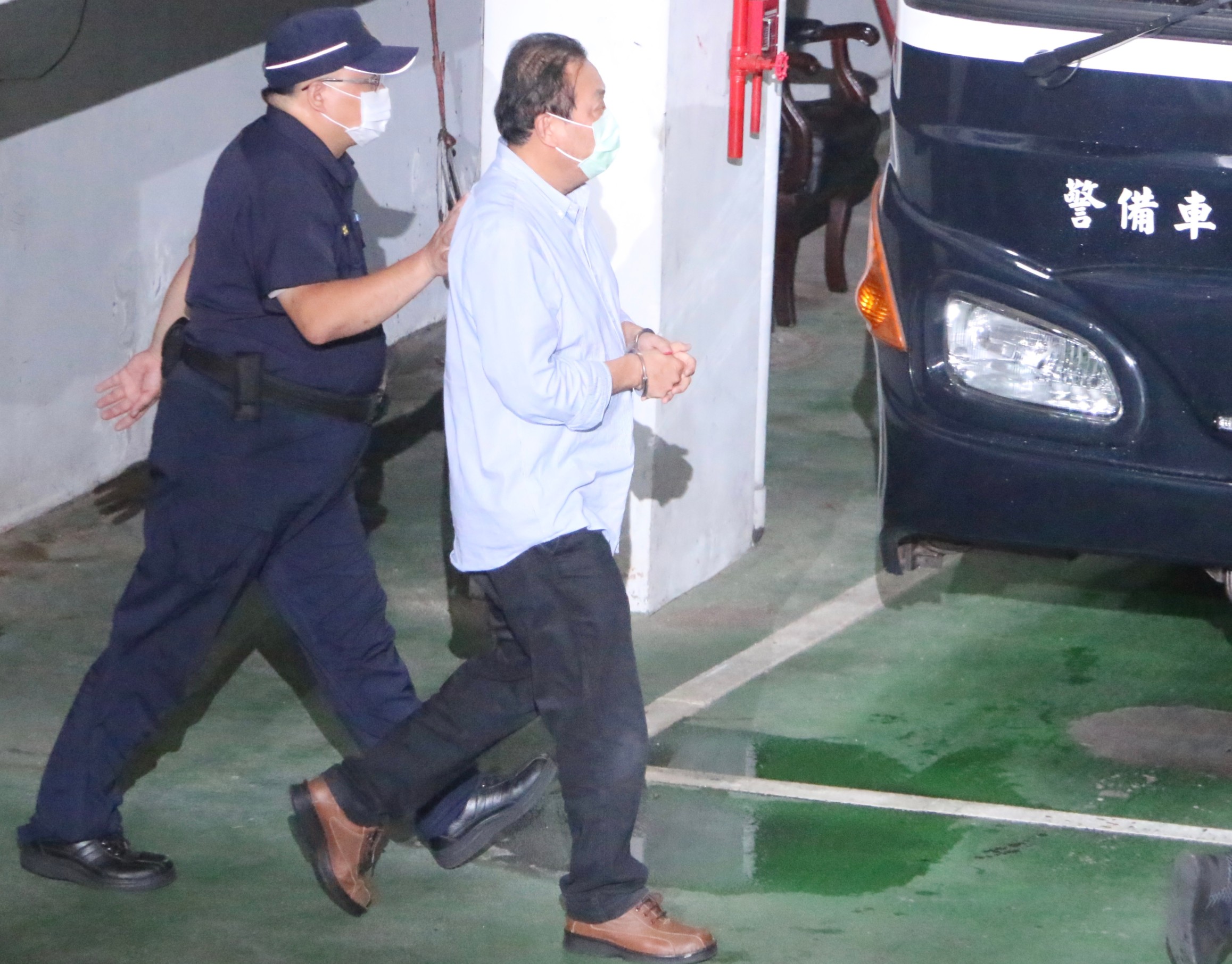 民進黨立委蘇震清羈押禁見，被送上囚車。