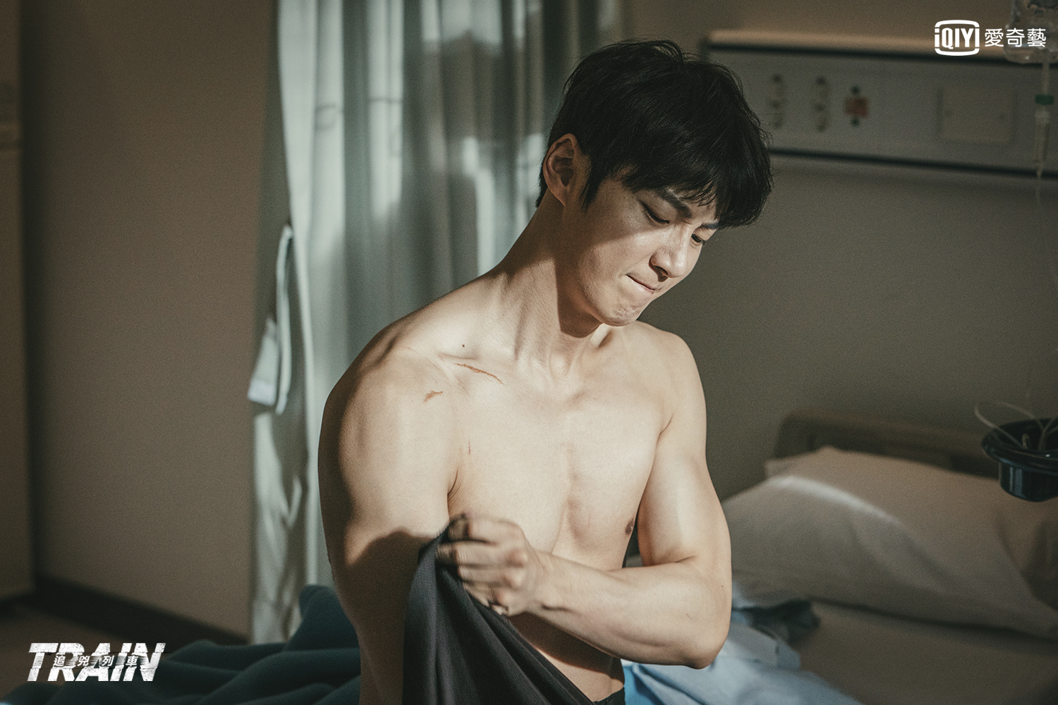 尹施允主演《Train：追兇列車》，不免俗地必須秀身材。（愛奇藝台灣站提供）