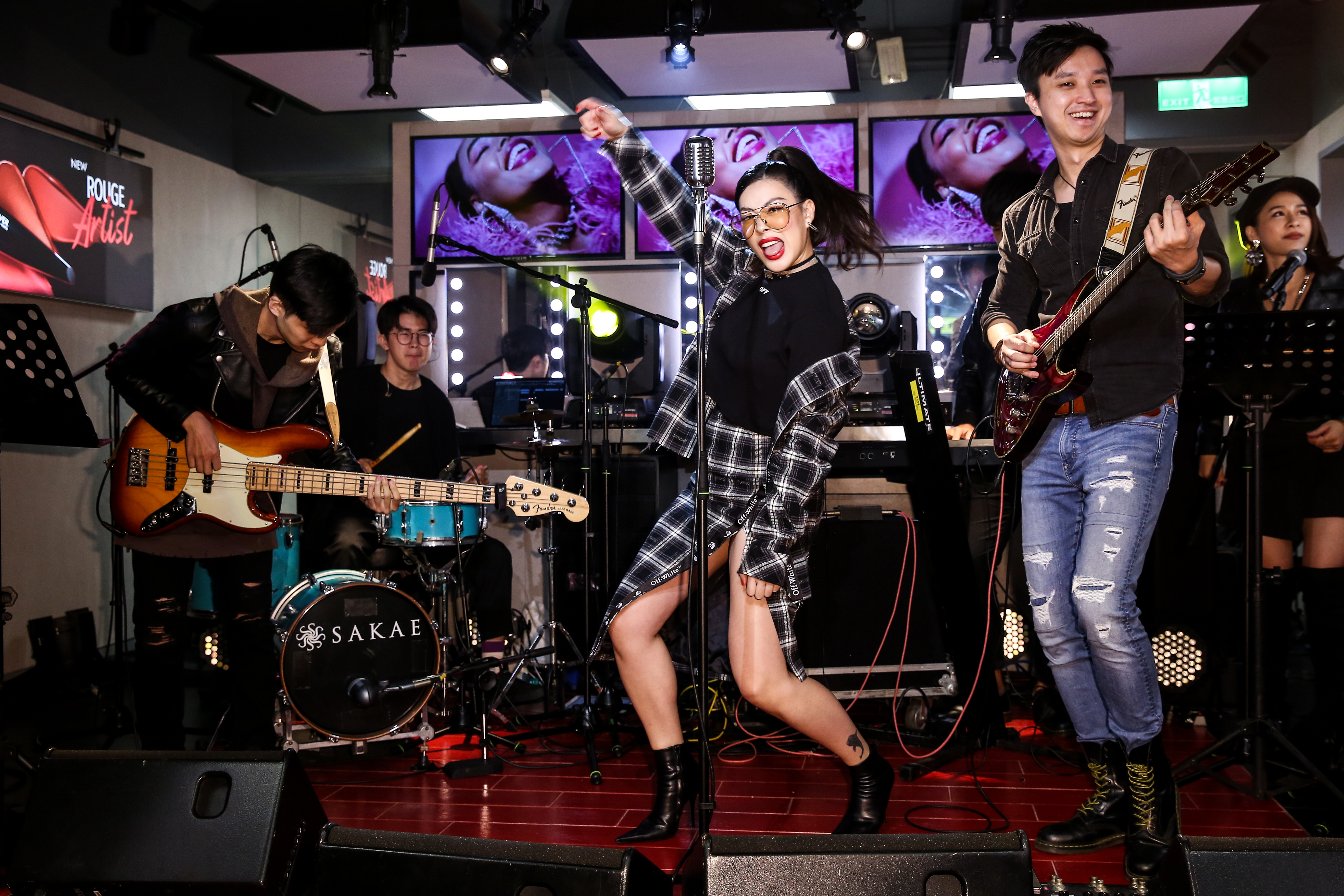 蔡詩芸在MAKE UP FOR EVER記者會上載歌載舞，演唱《We will rock you》呼應主題。