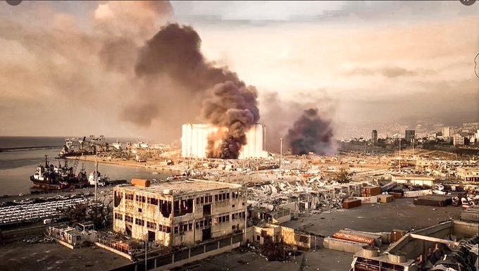 黎巴嫩首都附近港區發生重大爆炸事件,據傳就連240公里外的島國塞普勒斯也能感受震動。(翻攝自推特)