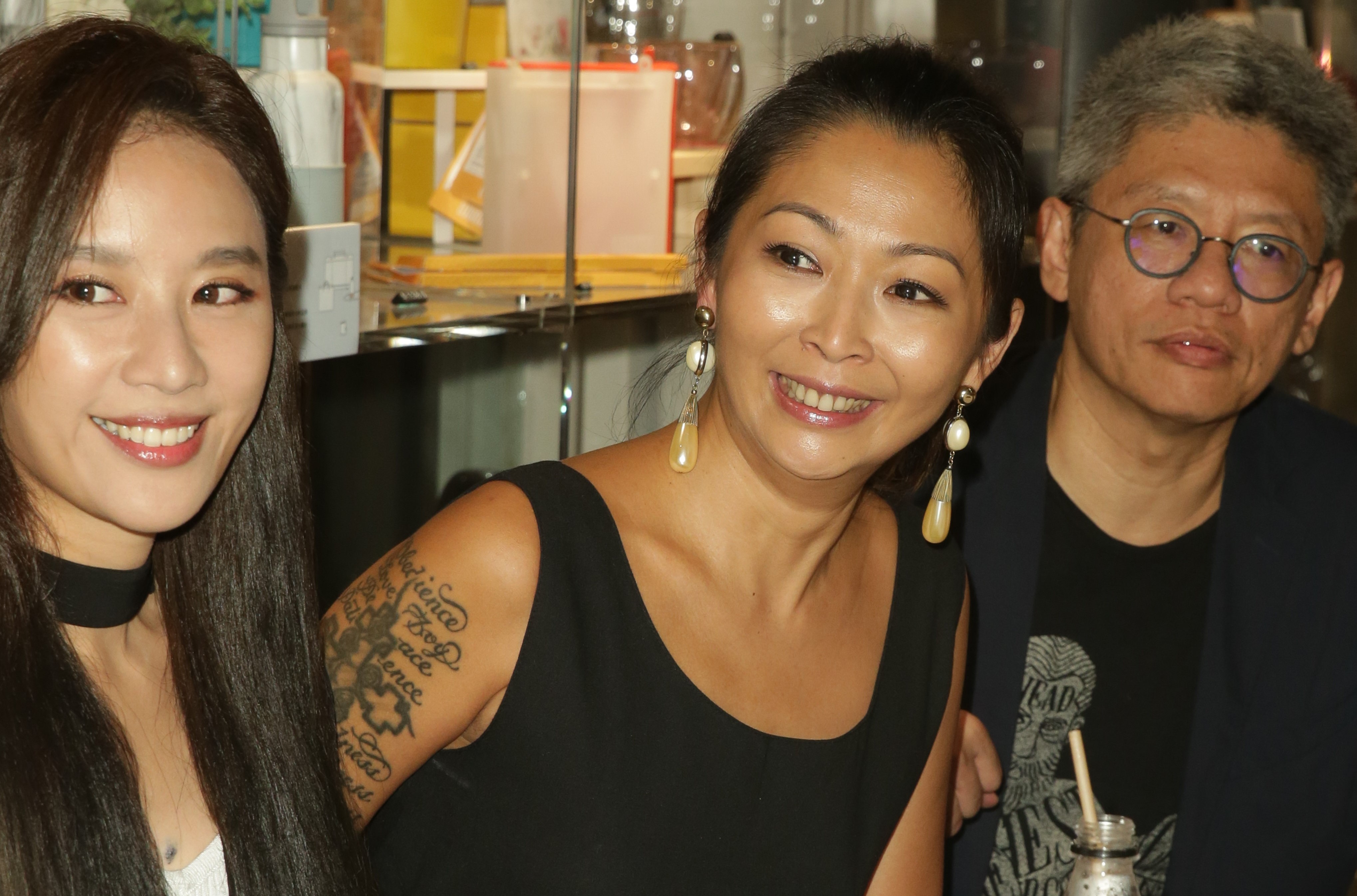 曾經酒駕闖禍的歌手林曉培（中），如今將在音樂劇裡演一個被車禍撞死的女同志，這個故事讓她再次反省往事。