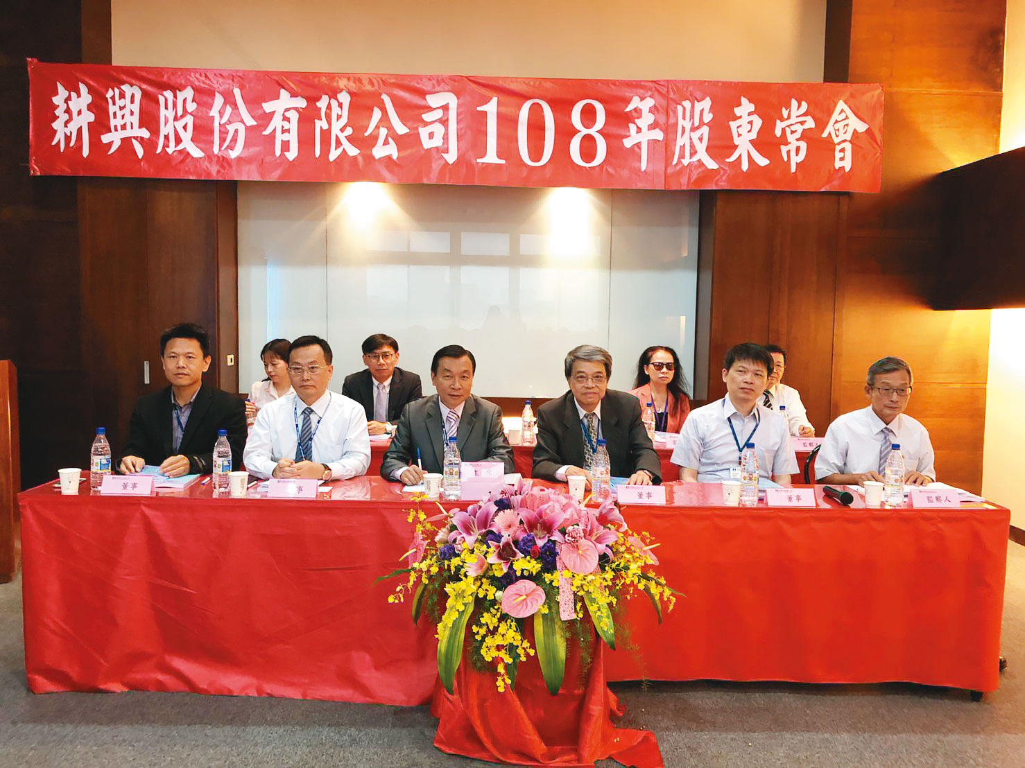 耕興董事長黃文亮（前左三）較為低調、嚴肅，王新添（前右三）善於言辭、個性隨和，2人合作創業，剛好互補。（耕興提供）