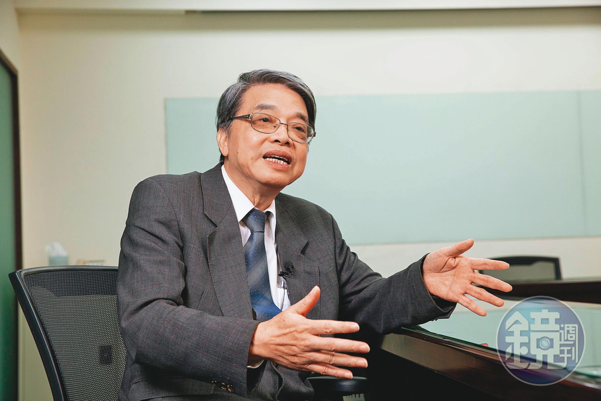 王新添不只理科強，也是作文比賽常勝軍，擅於比喻的他會用一般人能理解的方式，說明複雜的專業領域。