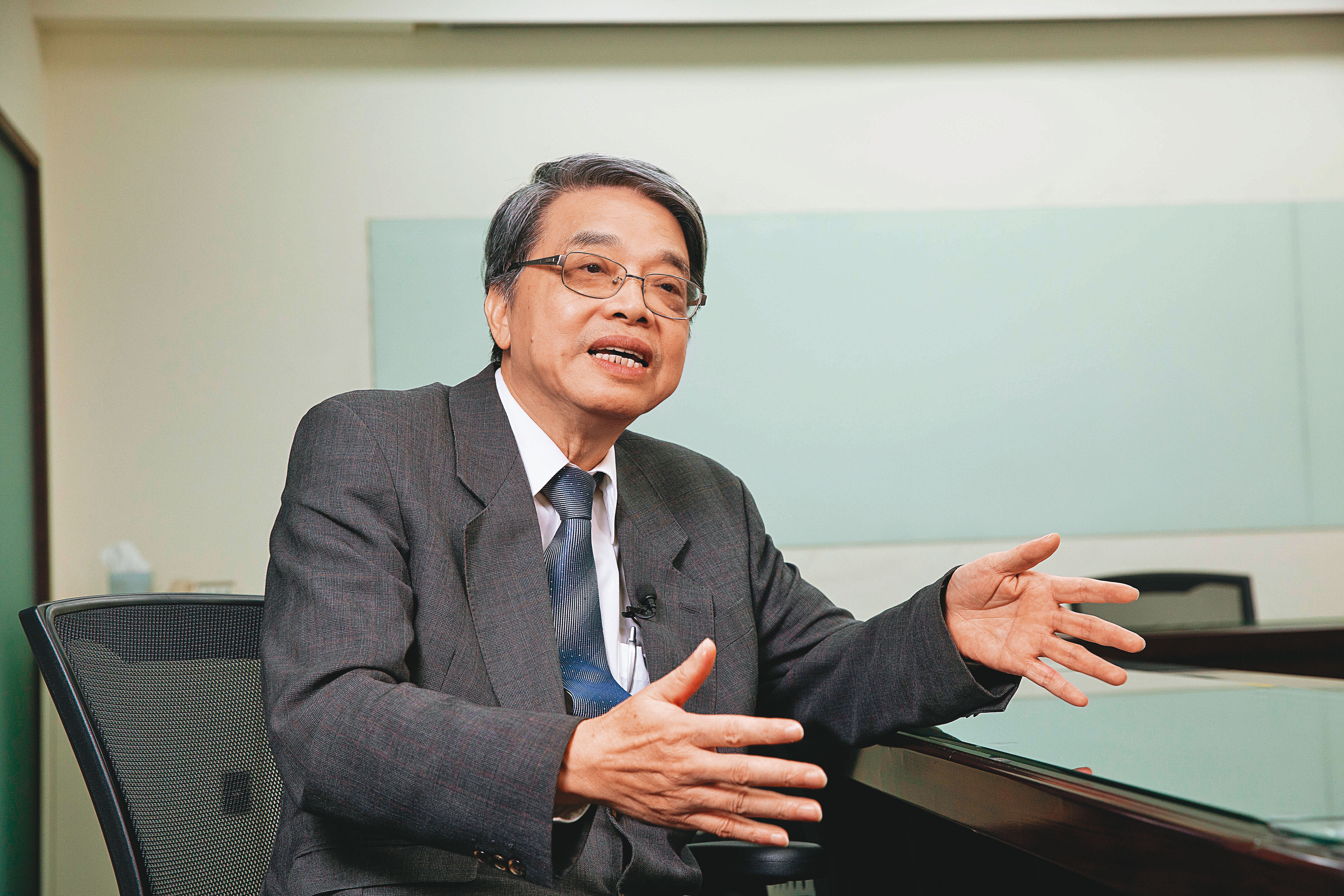 王新添不只理科強，也是作文比賽常勝軍，擅於比喻的他會用一般人能理解的方式，說明複雜的專業領域。