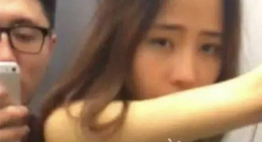 余藝是2015試衣間活春宮女主角,當時性愛影片一流出鬧得沸沸揚揚。(翻攝自微博)