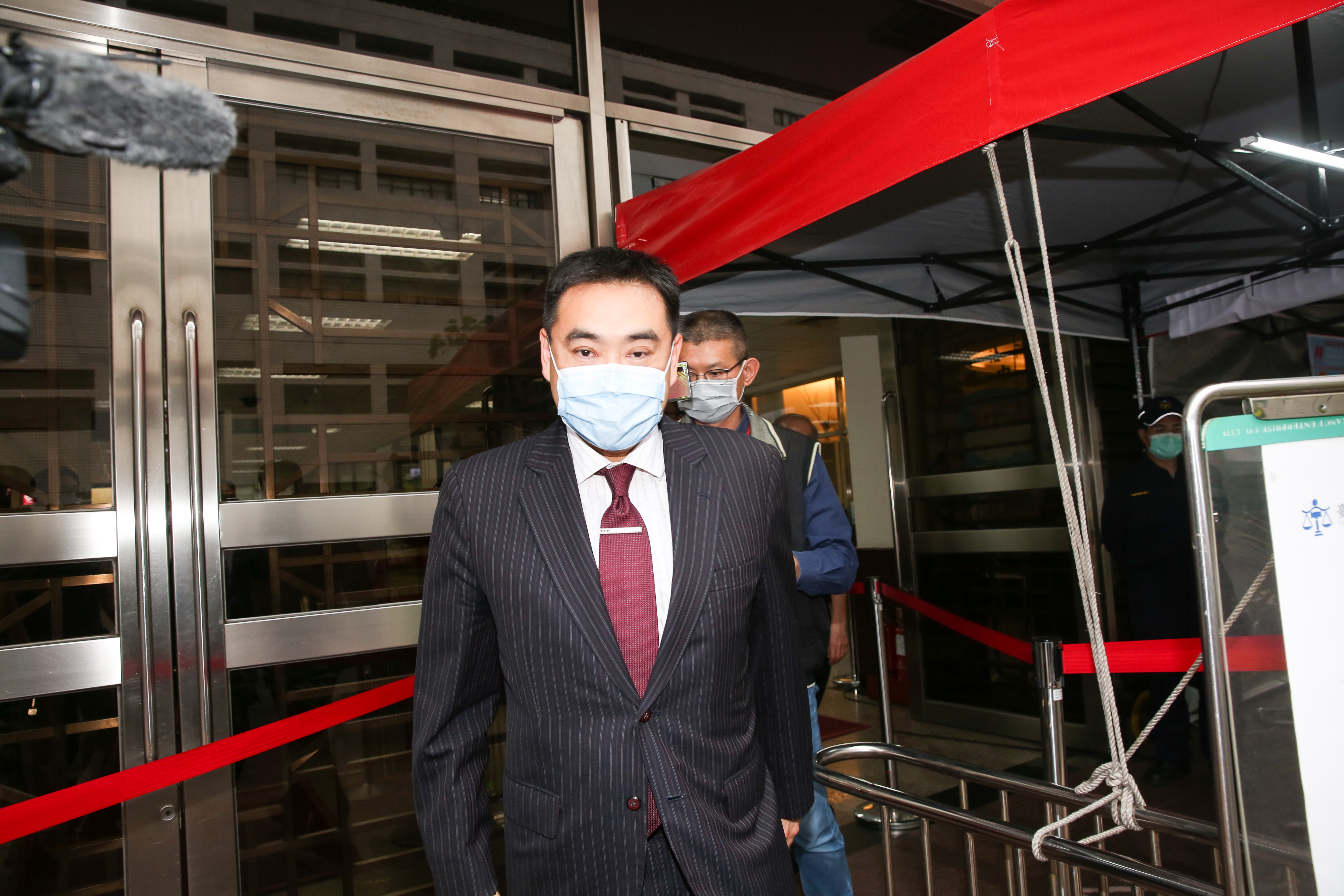 板橋林家大公子被前妻告妨害秘密判有罪，但仍保住董事位置。