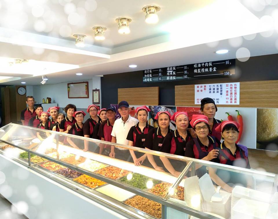 簡秋正(白衣者)生前就像是熱海排骨大王的大家長,員工和廠商都習慣喊他「阿爸」。(簡鸝鴻提供)