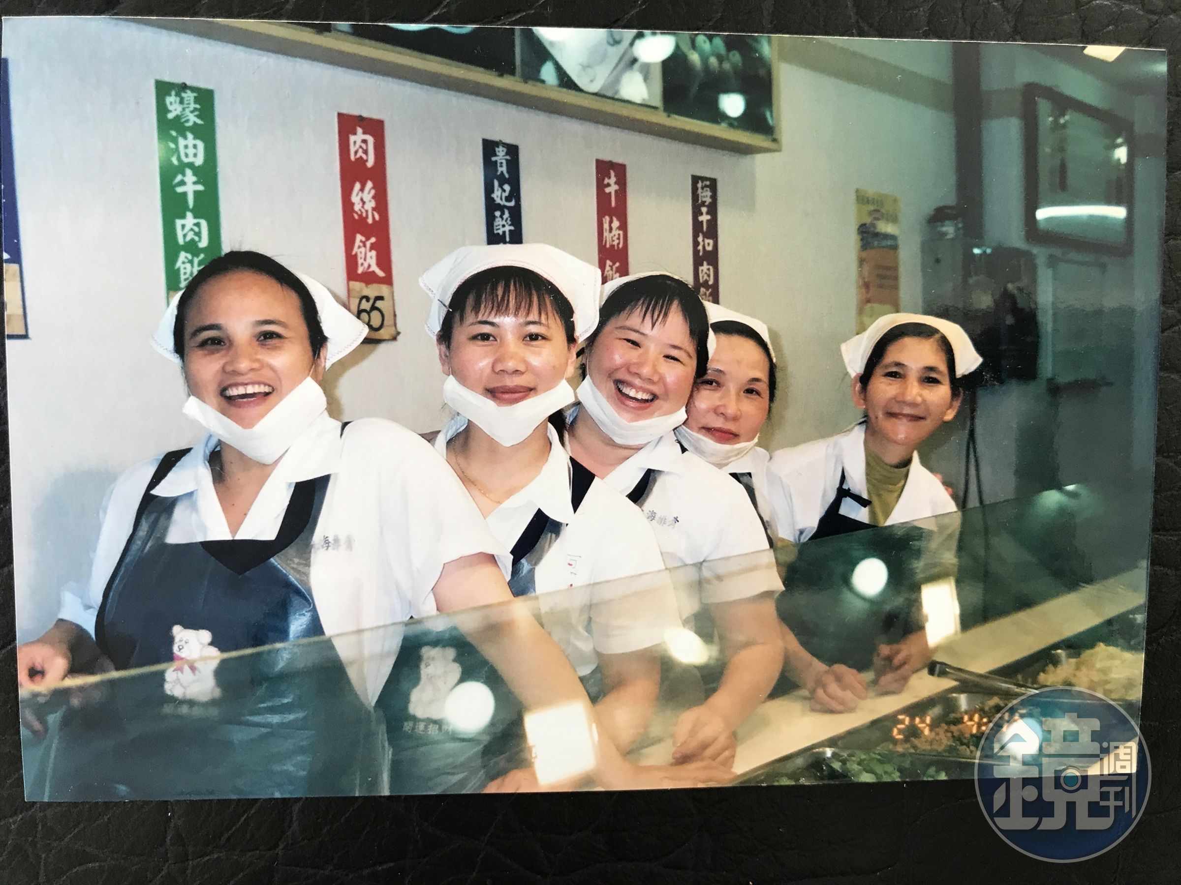 簡秋正真心對待每一位員工，不少人從少女時期就跟著他打拚，如今年資都超過20、30年。（簡鸝鴻提供）