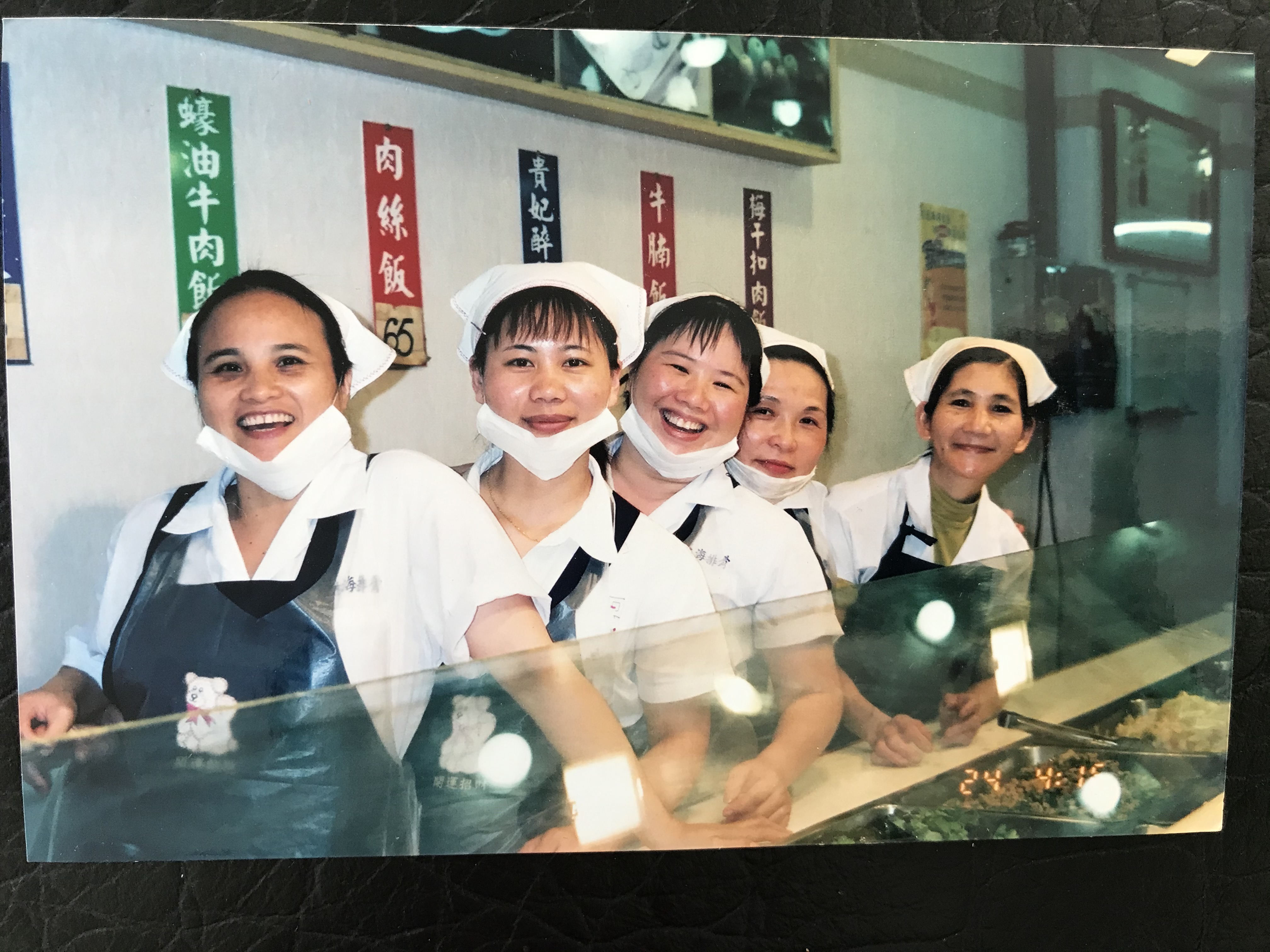 簡秋正真心對待每一位員工，不少人從少女時期就跟著他打拚，如今年資都超過20、30年。（簡鸝鴻提供）