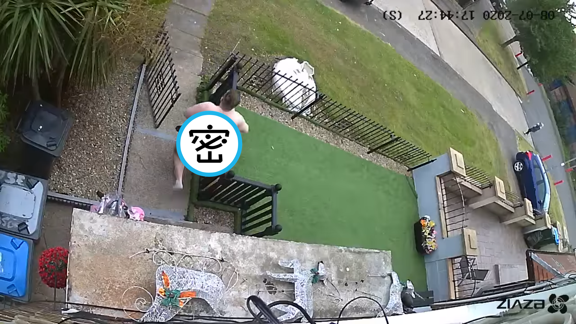 聽到姪女被綁架，114公斤重的內森不顧光屁屁，衝出去救人。（翻攝Mick Murphy臉書）