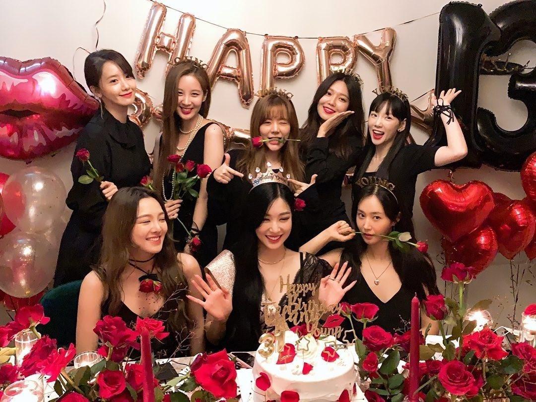 「少女時代」8人全員到齊為蒂芬妮(前排中)慶生,也特地為了今天出道13周年合影。(翻攝俞利Instagram)