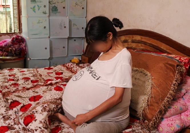 中國貴州一名婦人身染怪病,肚子脹大到20公斤,幾乎難以好好生活。(翻攝光明網)