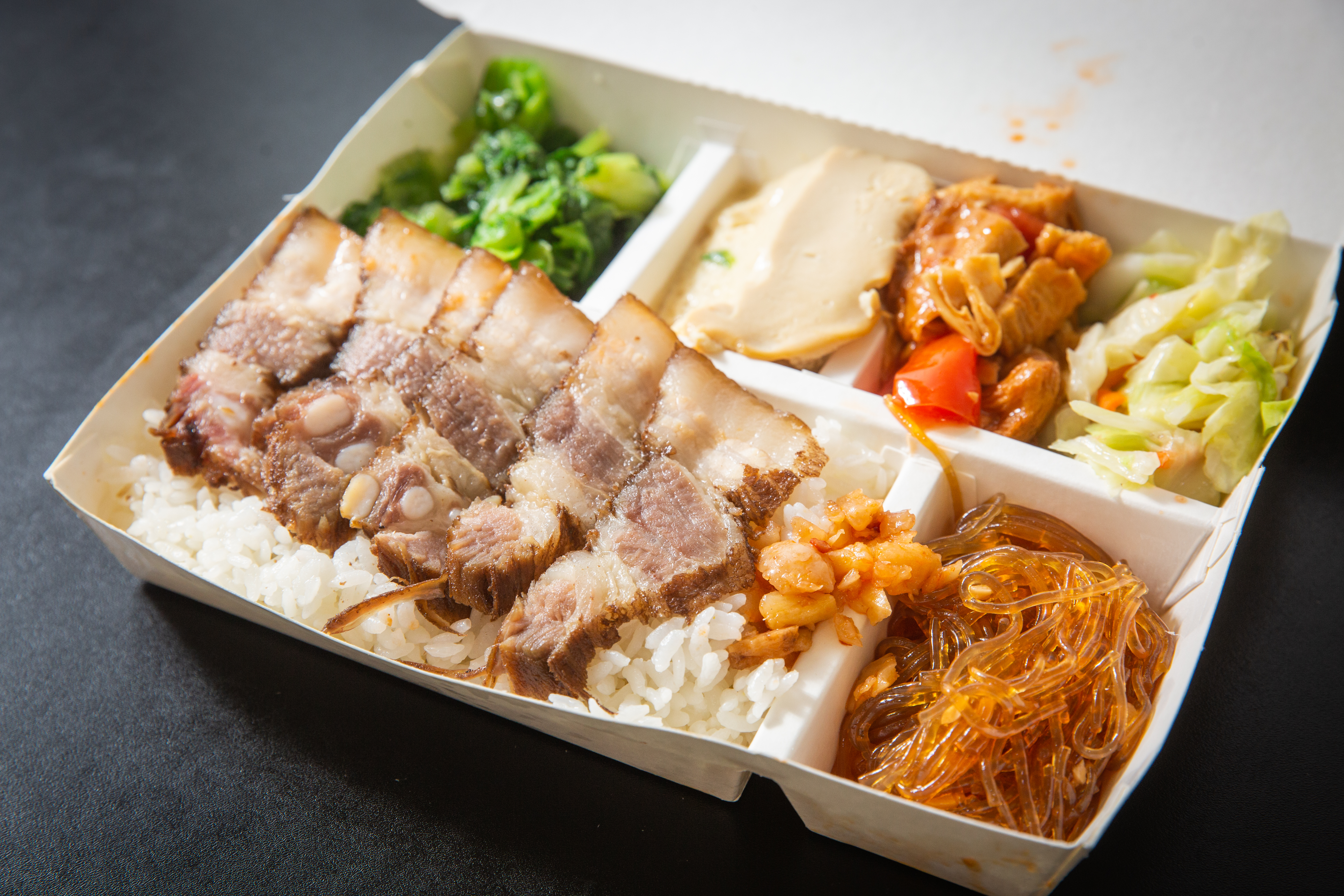 鹹豬肉本是簡家餐桌上出現的私房美食，如今成為美食家主菜之一。（85元）