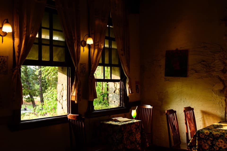 店主Jessica認為，在文化古都開店就應該以有文化的方式回覆負評。（翻攝窄門咖啡粉專）