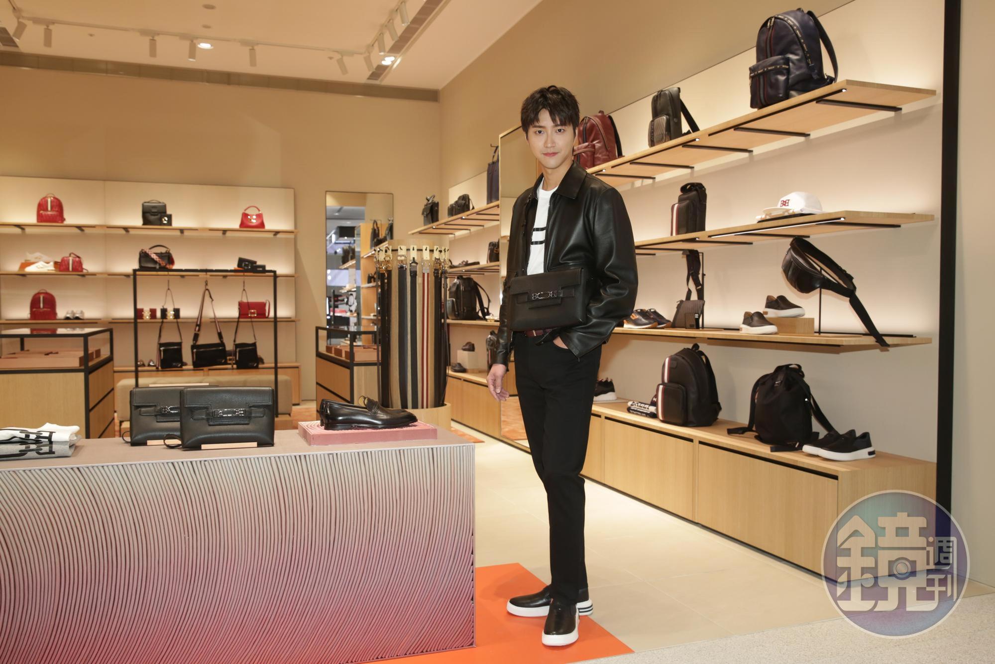 江宏傑身穿BALLY 1851系列T-Shirt NT$7,480、羔羊皮雙口袋立領夾克NT$71,680、LIFT系列羊皮LOGO至尊鞋NT$18,280、VESTIGE系列金屬BB釦手拿肩背包NT$37,080。