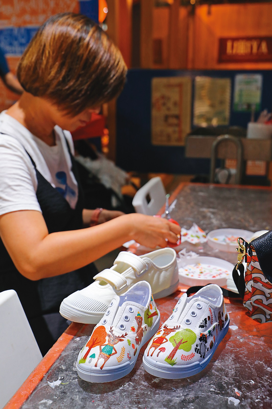 「手作親子鞋DIY」可將喜愛的圖案拓印至鞋子上，有趣又實用。（390元／小孩鞋、590元／大人鞋）