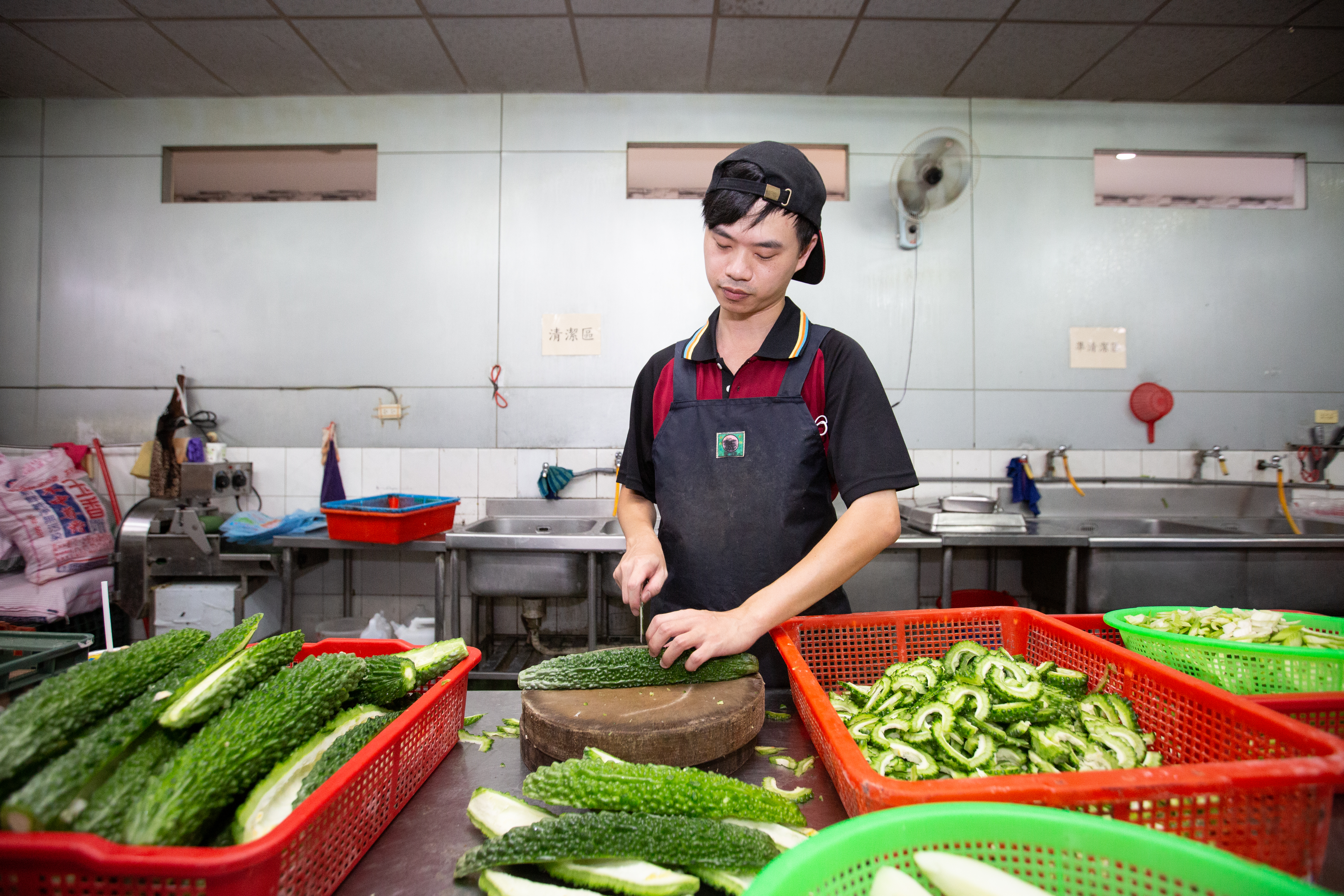 第三代簡百慶在爺爺的嚴格調教下，已能勝任廚房諸多工作，他的涼拌菜調味功力最受肯定。