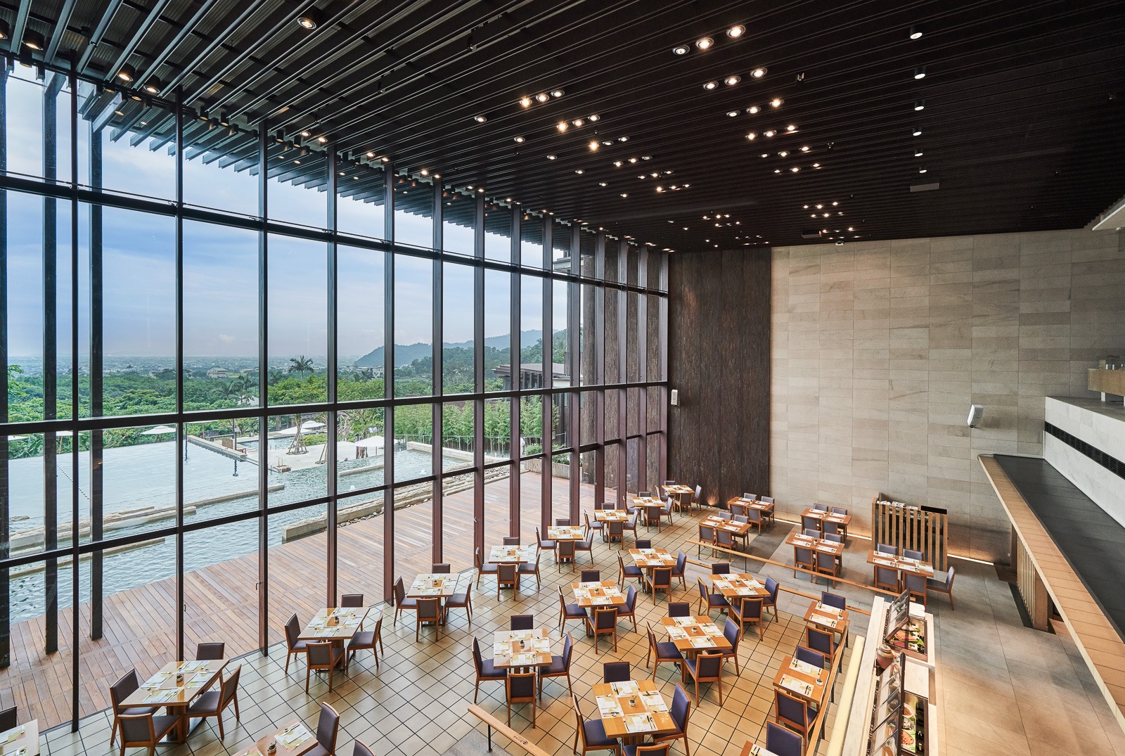 礁溪老爺酒店雲天自助餐廳驚傳食物中毒，今天起雲天自助餐廳停止營業。（翻攝自礁溪老爺酒店 Hotel Royal Chiaohsi臉書）