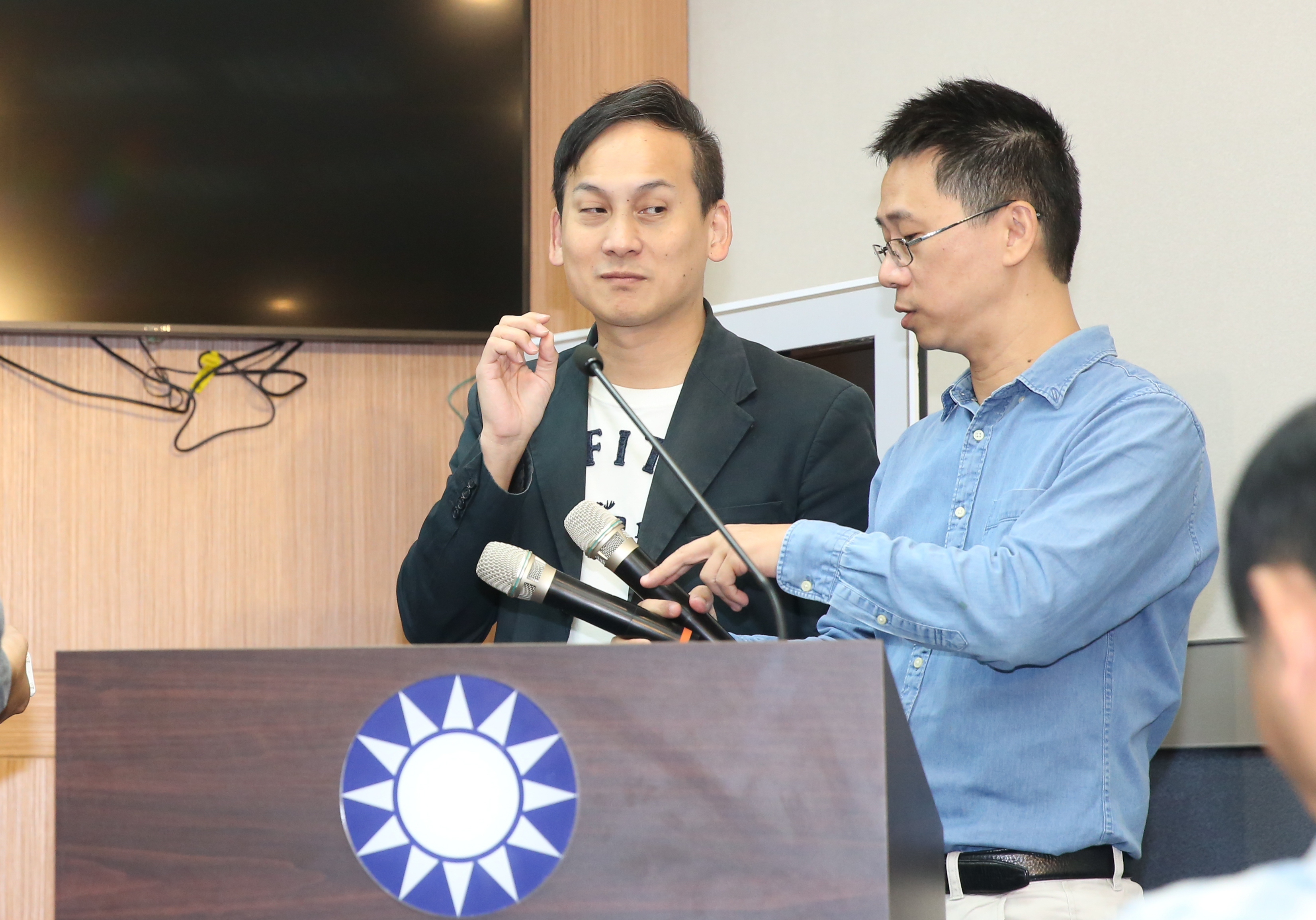 國民黨新北市議員葉元之(左)遭檢舉,以議員身分在新北市政府標案中同時審標案又審預算。圖為本刊資料照。