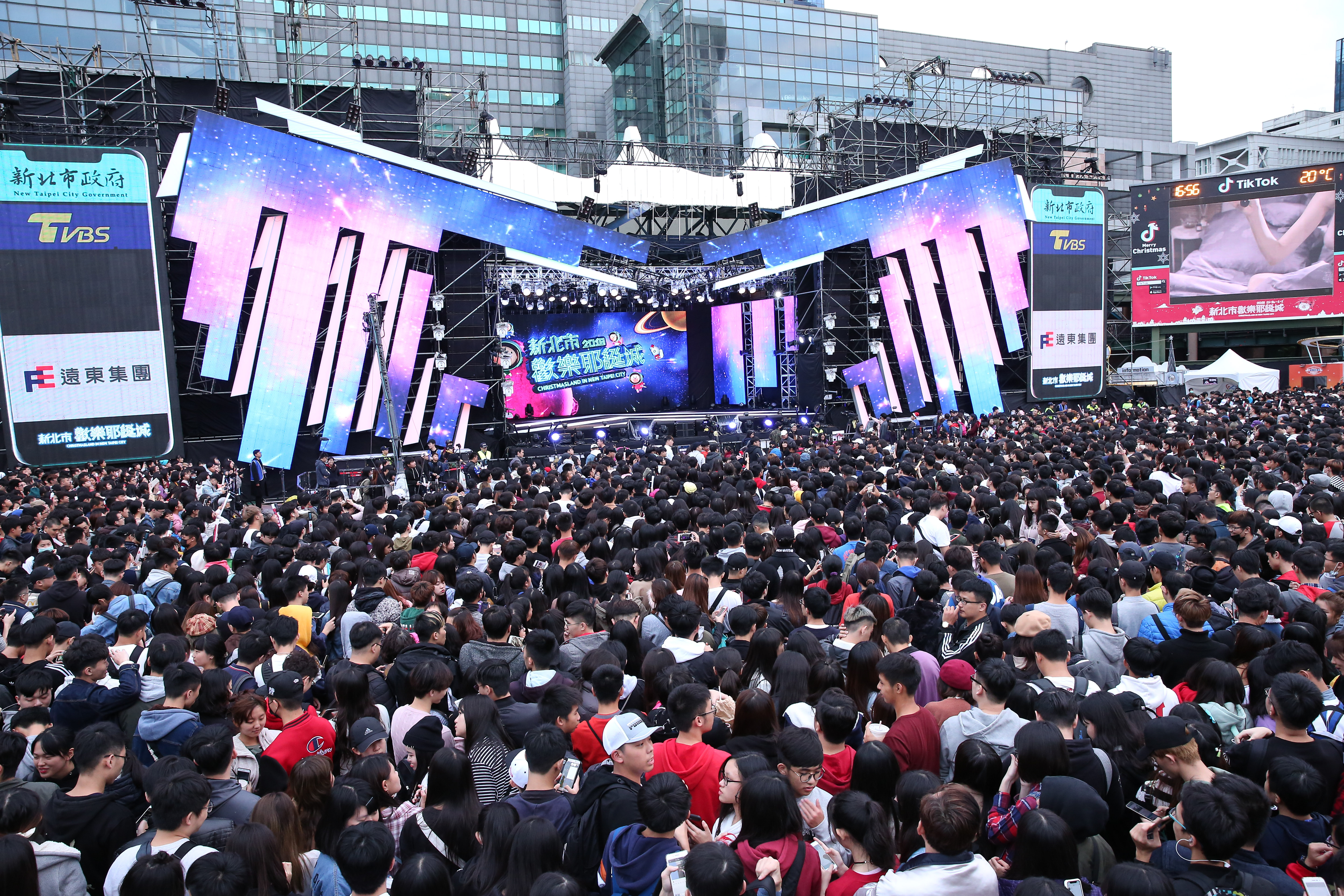 蔡政府公部門標案遭質疑獨厚特定業者，新北市綠營議員則質疑，新北耶誕城及北市府跨年晚會，也同樣採取「限制性招標」，恐讓政府採購法失去防弊功能。圖為新北耶誕城。（本刊資料照）