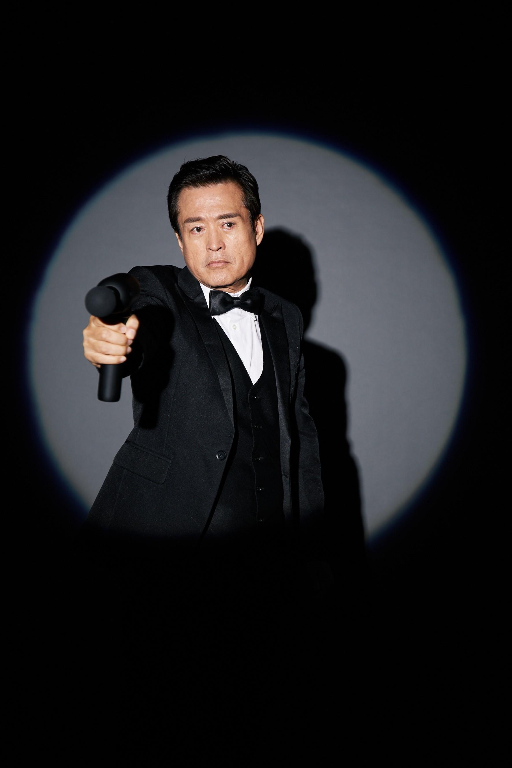 檢場拿起按摩槍化身「007」畫面相當有趣。(艾迪昇傳播提供)
