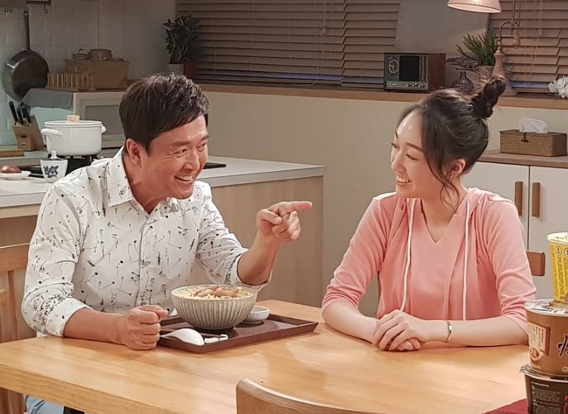 檢場與女兒王敏淳（右）再次廣告中合體。（艾迪昇傳播提供）