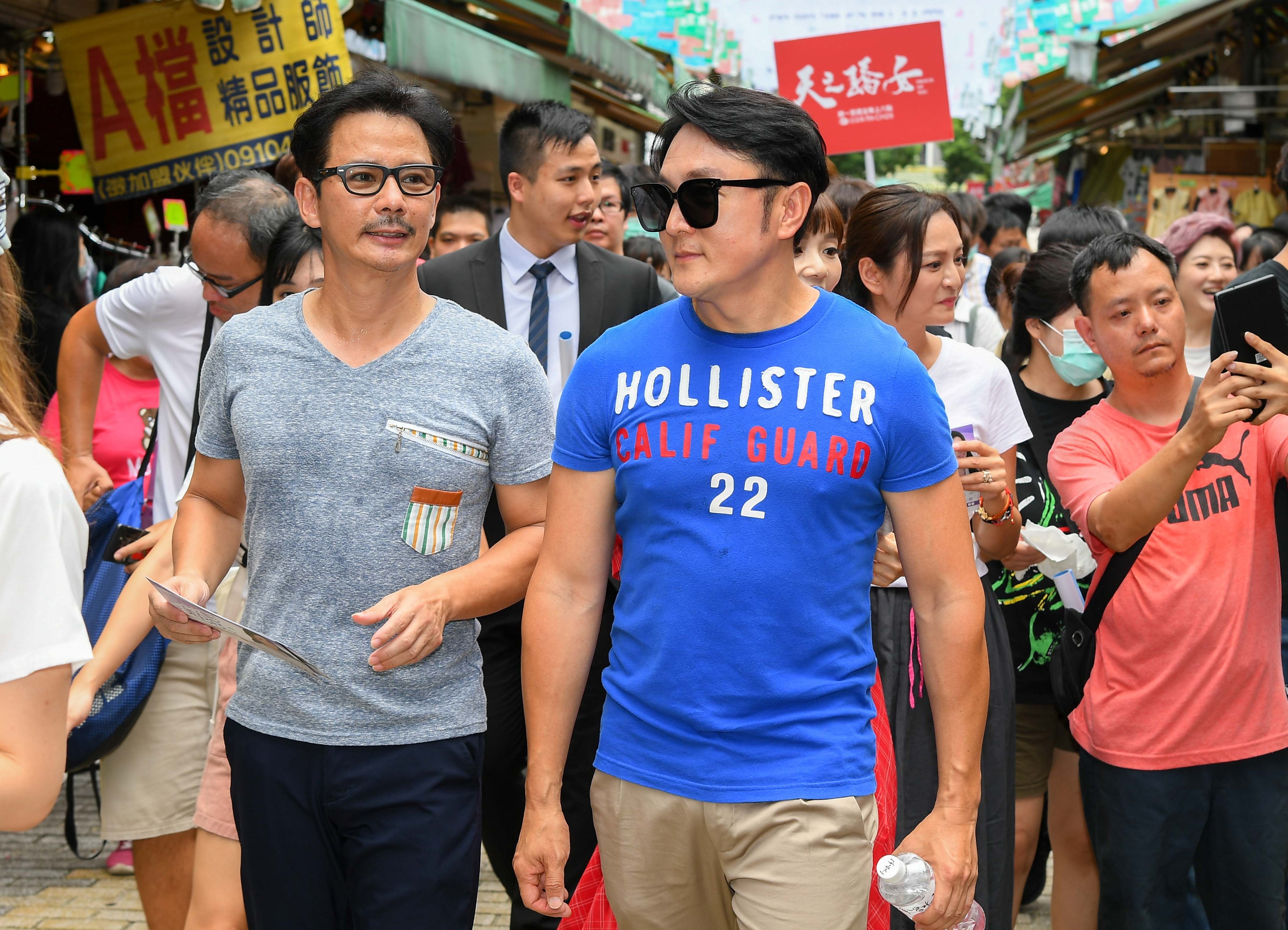 首度參與戲劇掃街宣傳的趙擎(右),特地換上緊身衣展現好身材,身旁的王耿豪(左)也不惶多讓。(三立提供)