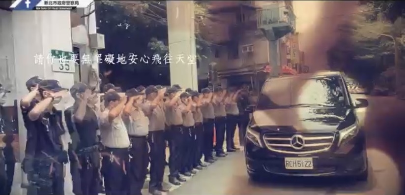 同仁們列隊向楊庭豪的移靈車隊行李，向昔日弟兄道別。（新北市警察局提供）