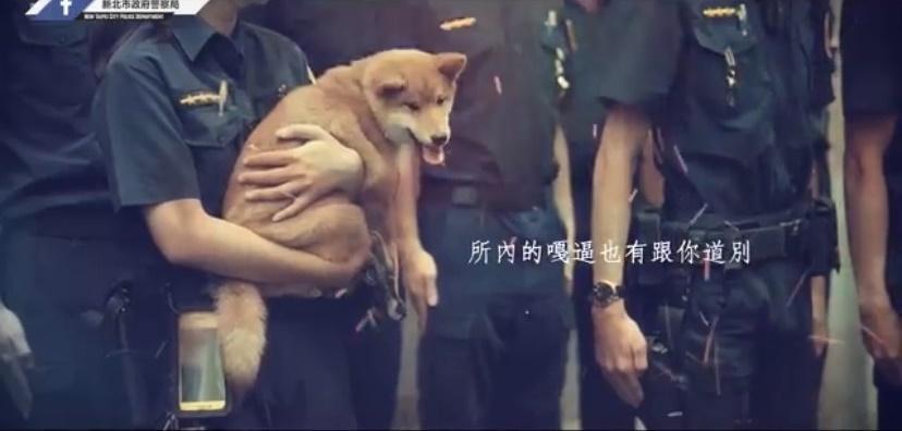 楊庭豪熱愛小動物，和弟兄們一起合養的狗狗「嘎逼」也來送別。（新北市警察局提供）