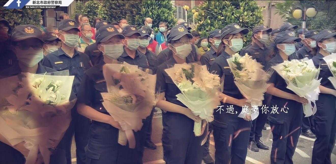 同仁們列隊向楊庭豪的移靈車隊行李，向昔日弟兄道別。（新北市警察局提供）