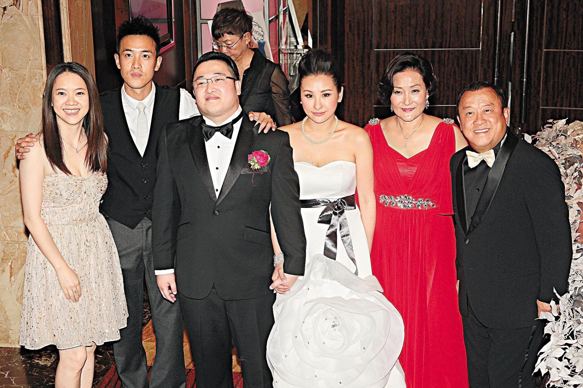 曾志偉小兒子曾國猷(左三)2012年擺婚宴,曾志偉(右一)與朱錫珍(右二),以及曾國祥(左二)、曾寶儀(左一)等開心拍攝全家福。(東方IC)
