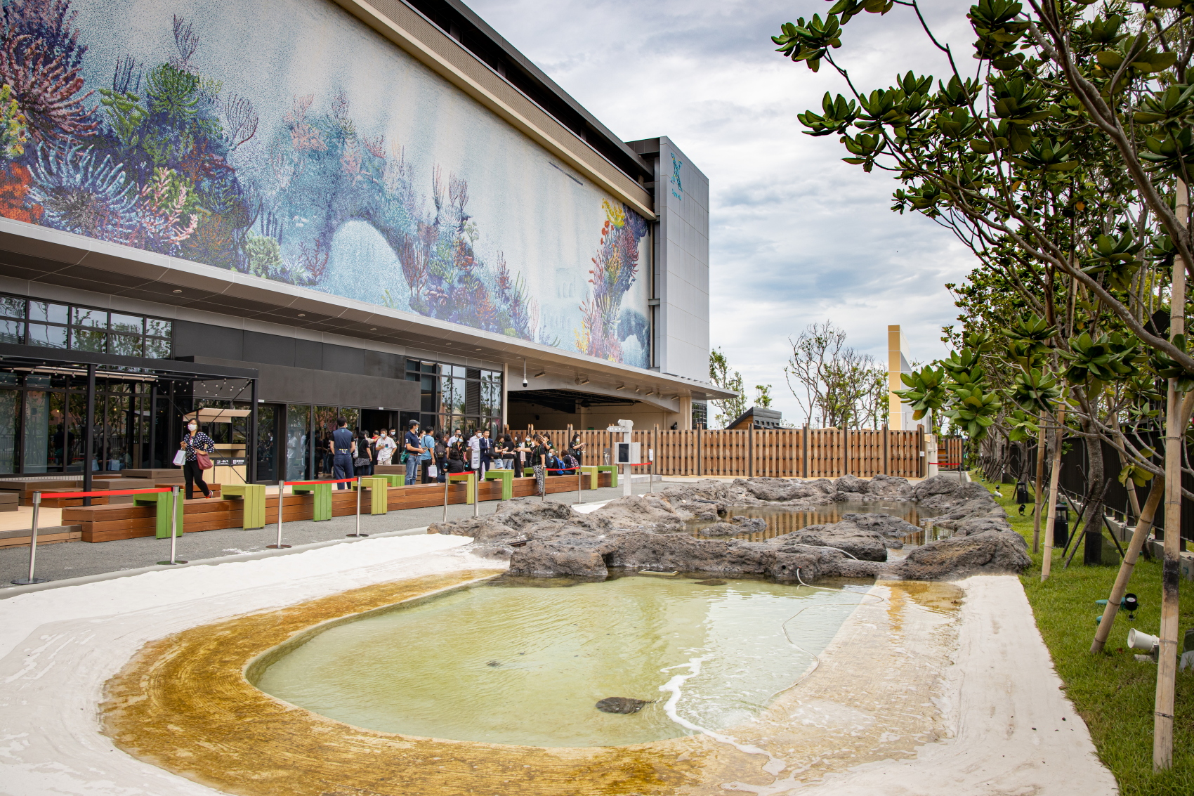 水族館外牆有一面以海底珊瑚為主題的馬賽克拼貼。