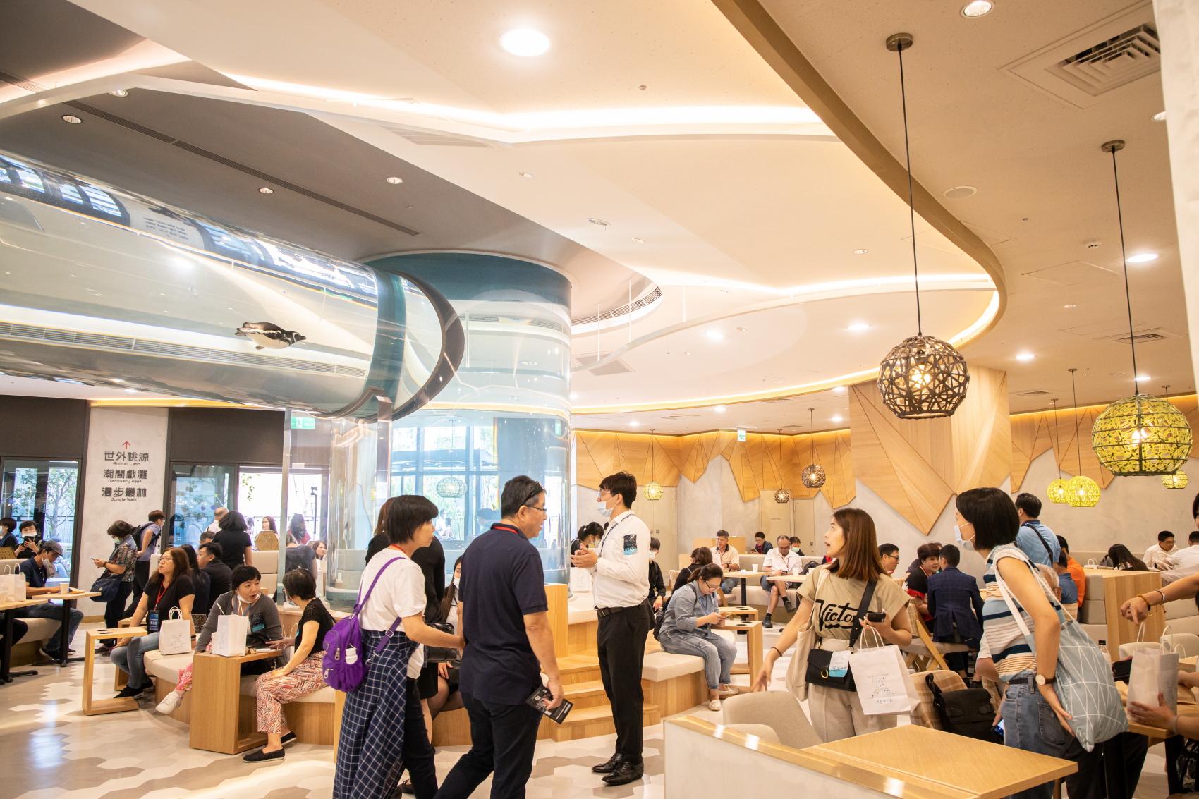 水族館找來日本連鎖品牌PRONTO合作推出「X cafe by PRONTO」咖啡店。