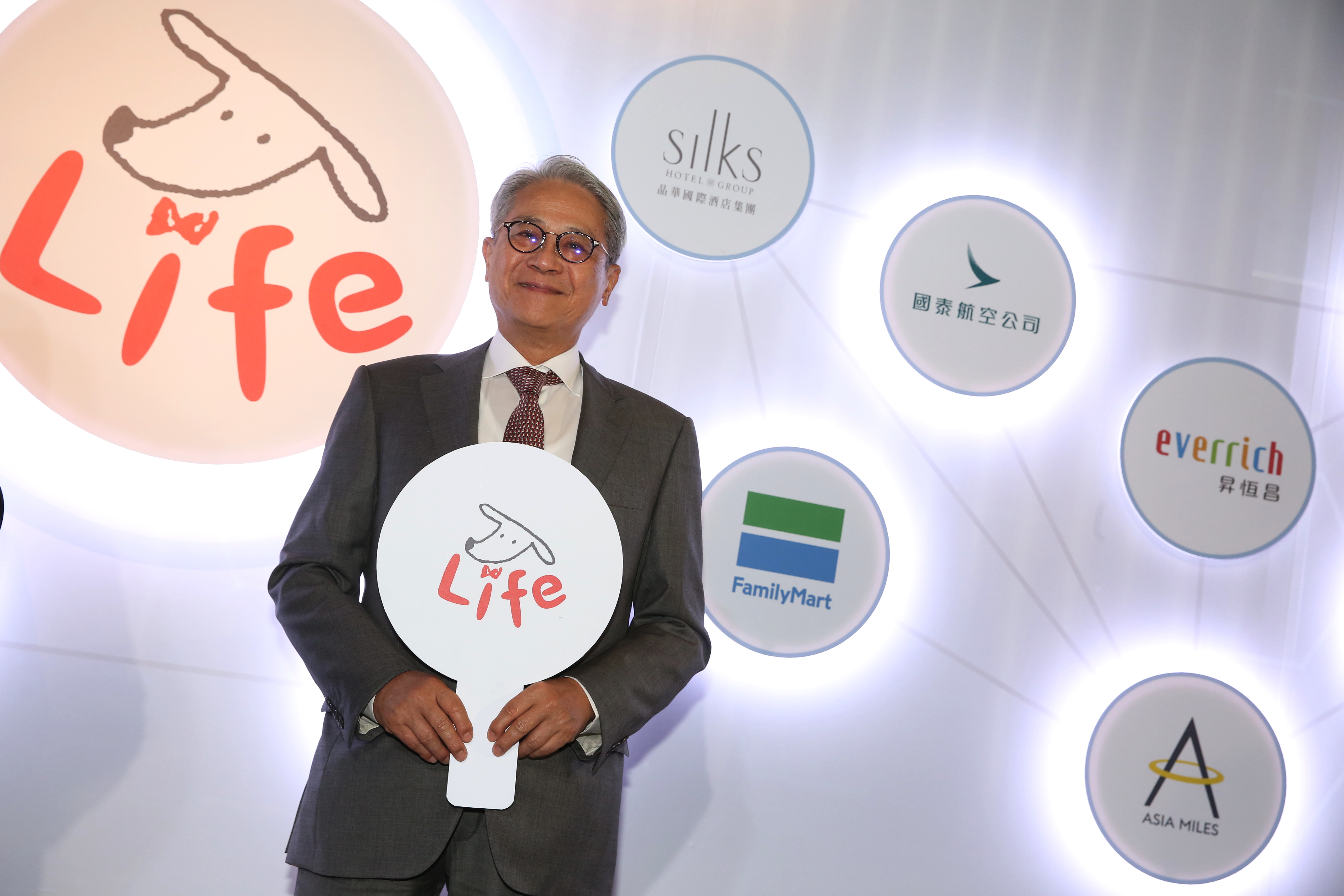 台新金董座吳東亮今天出席自家活動時，主動談到外傳員工中頭獎一事。