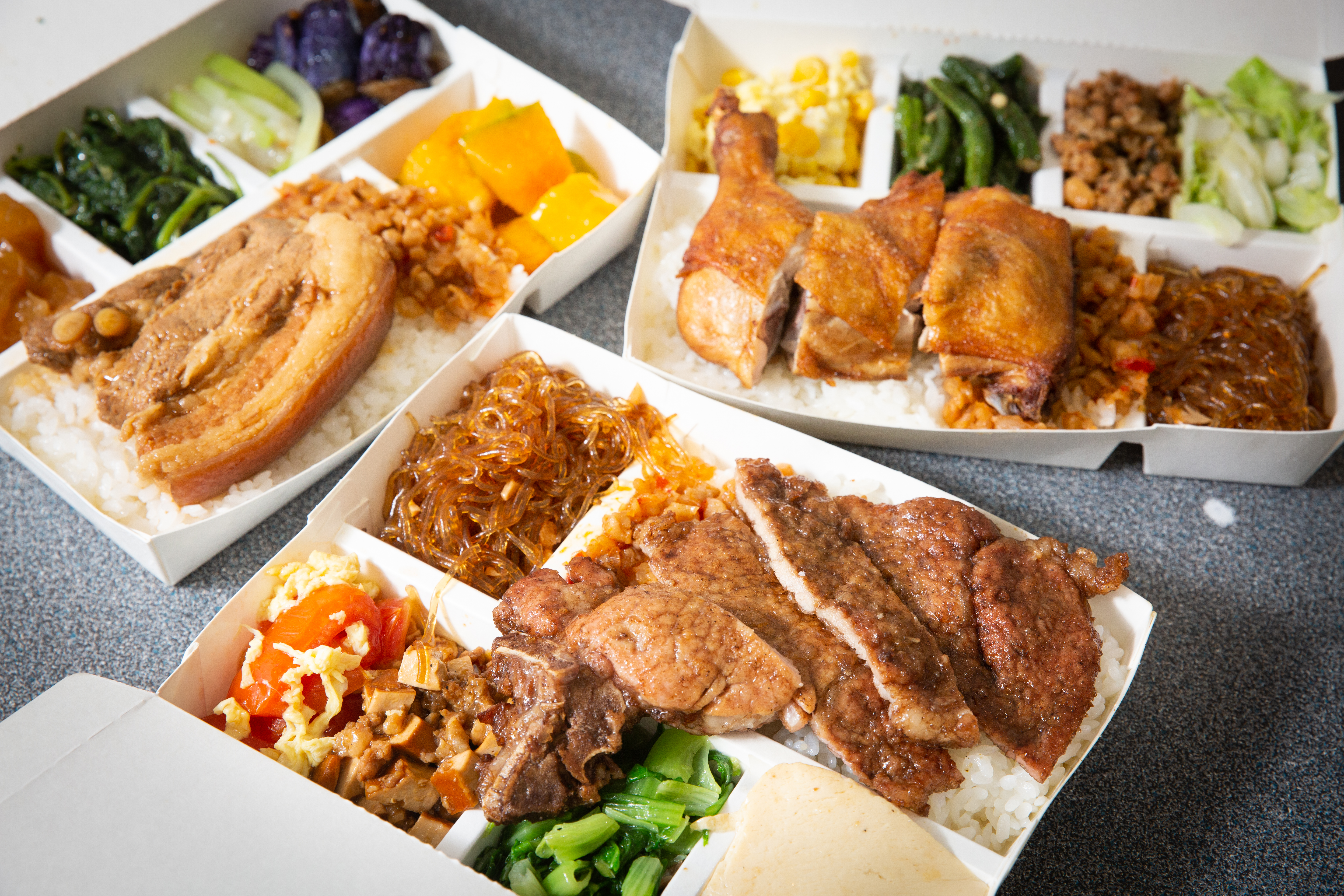 熱海排骨大王是花蓮第一家排骨飯，80年代首創16道配菜隨客挑選，菜色變化多元。