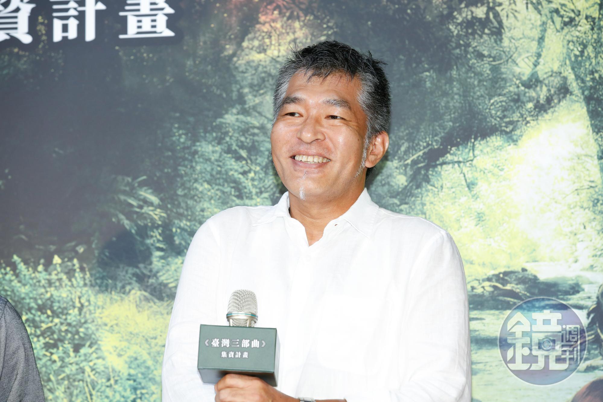 日籍美術總監花谷秀文從日本來台,結束隔離開始工作,但因疫情關係恐怕有至少一年多的時間無法回日本,他笑說也只能請家人體諒。