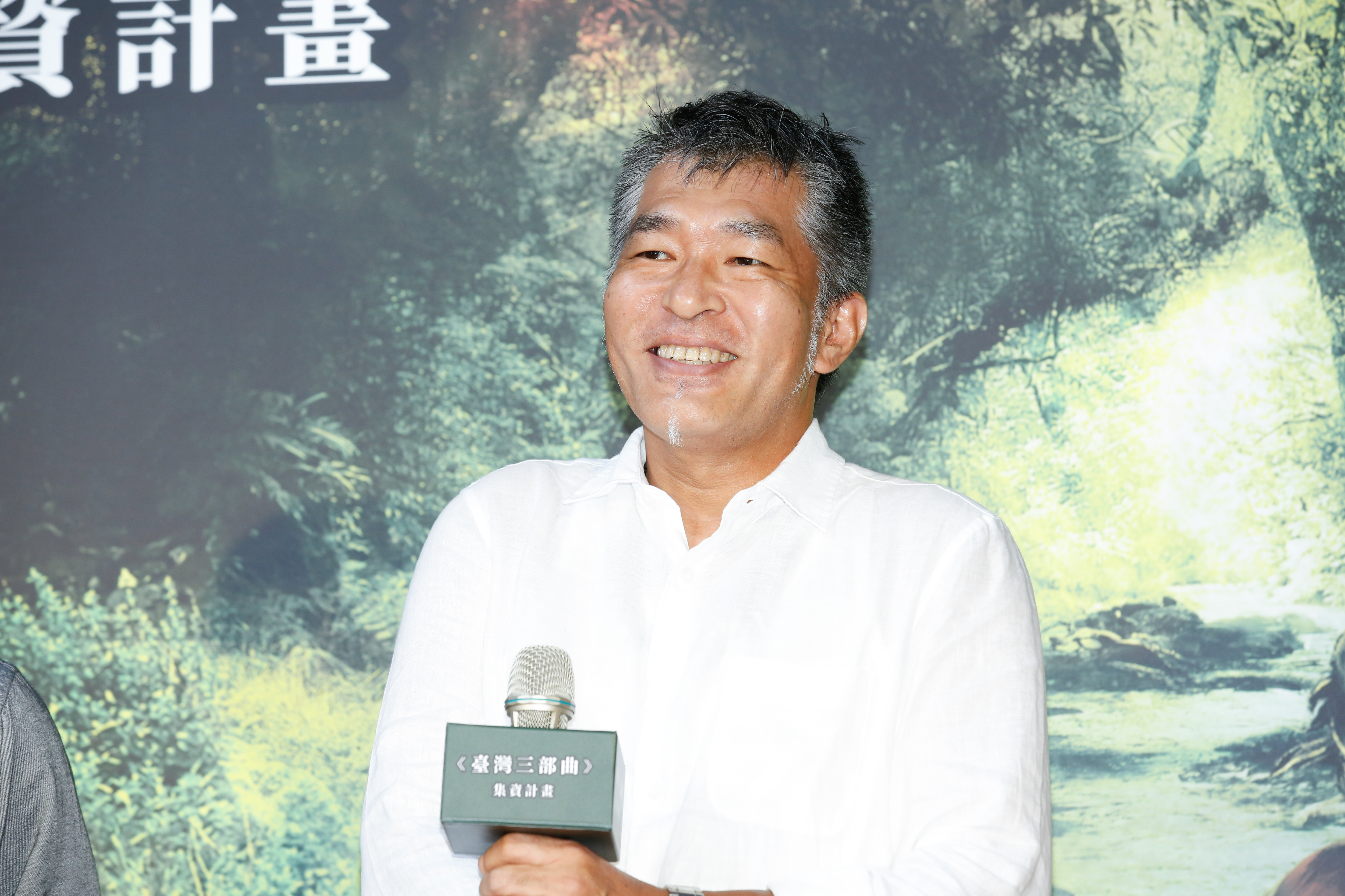 日籍美術總監花谷秀文從日本來台，結束隔離開始工作，但因疫情關係恐怕有至少一年多的時間無法回日本，他笑說也只能請家人體諒。