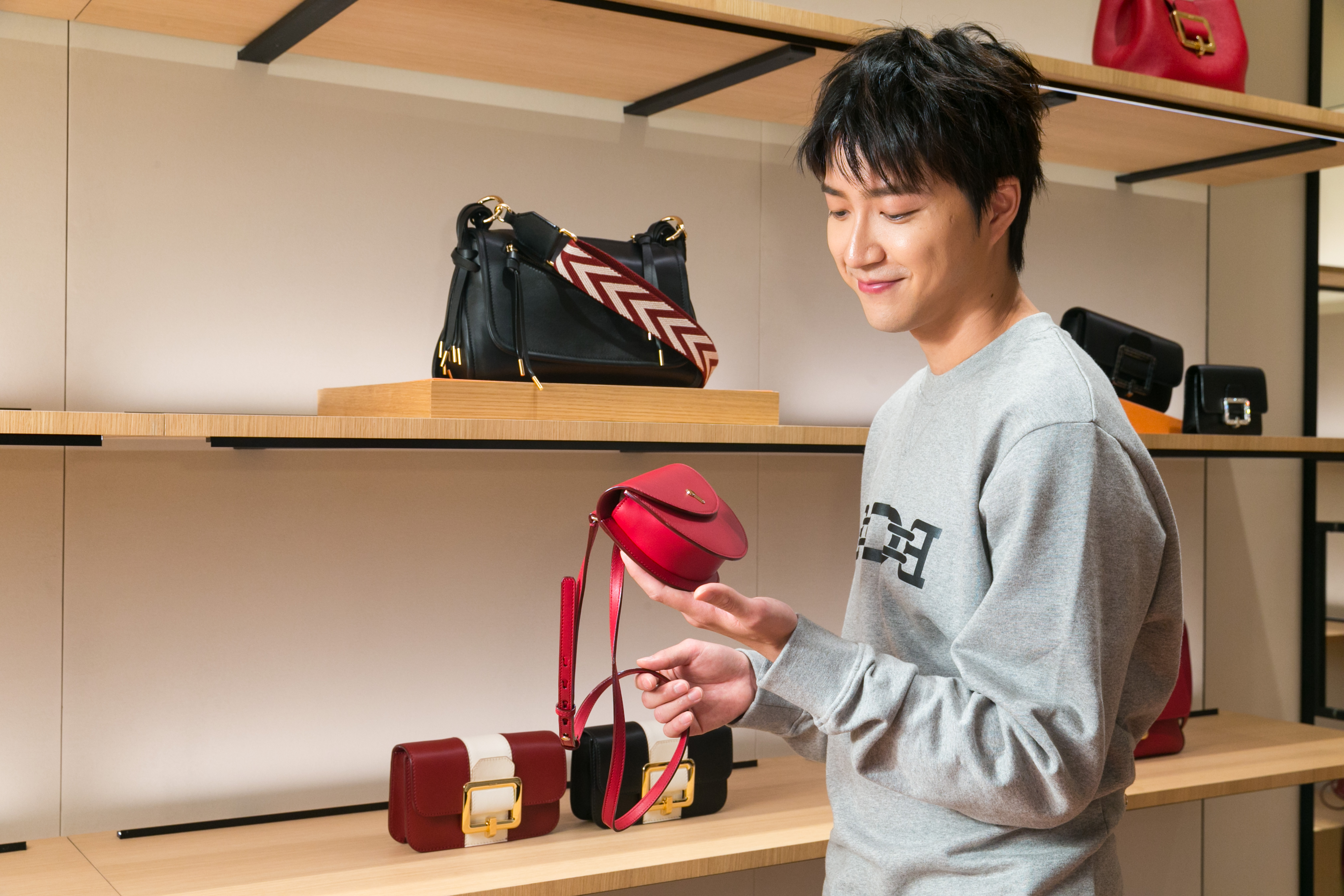 江宏傑身穿BALLY 1851系列衛衣NT$10,380，他挑選的CECYLE系列紅色牛皮金色鎖匙迷你肩包NT$14,880（BALLY提供）